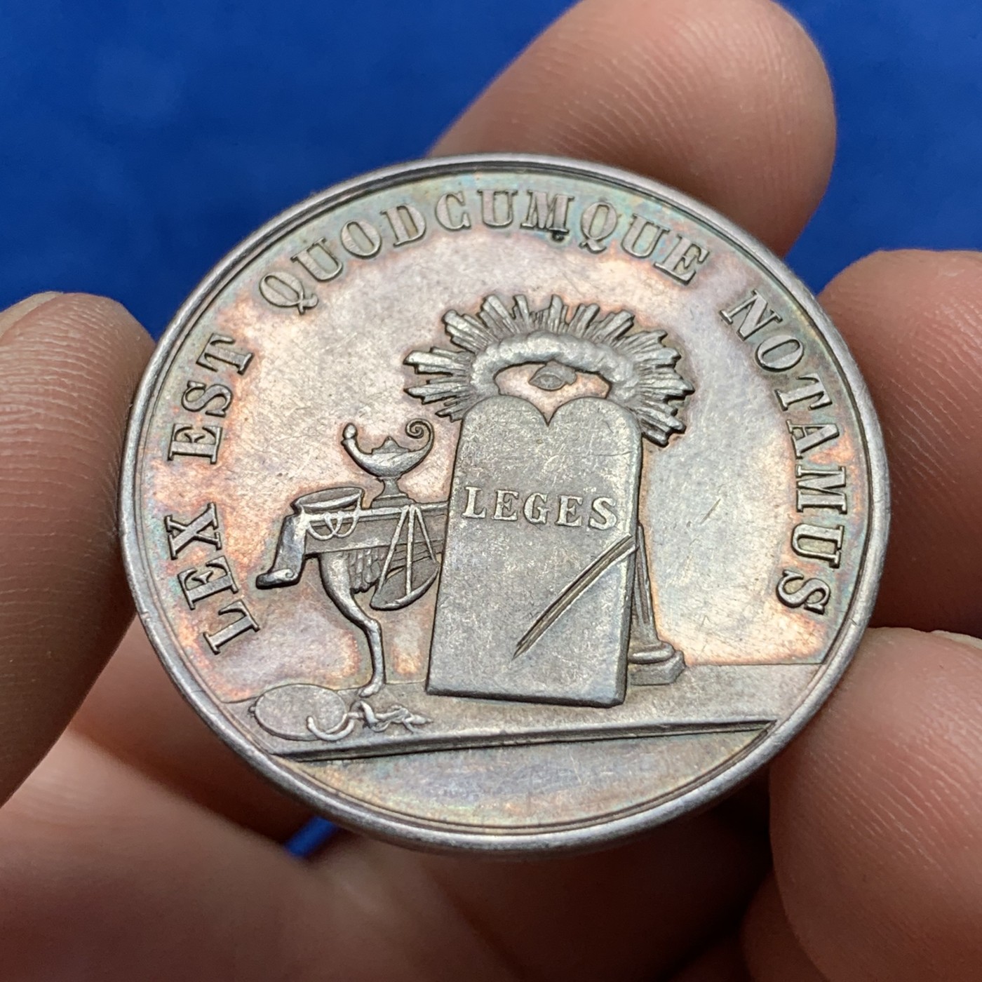 《竞宝斋》第189场-周日，周一 2场 (全场包邮) 法国拉昂公证人圆形银质代币，12.8g，32.7mm，丰饶角边铭，正面有划痕 细节见图