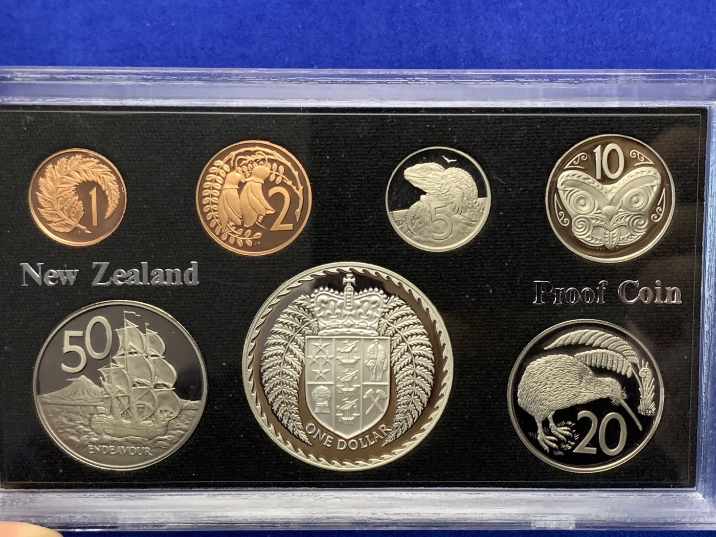 《竞宝斋》第189场-周日，周一 2场 (全场包邮) 新西兰1979年精制套币 含925大银币一枚 特殊的女王头像非常漂亮