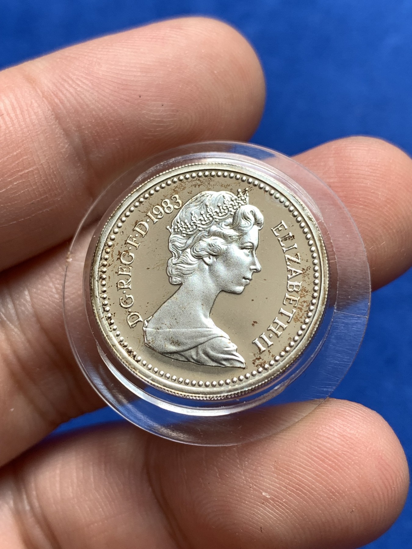 《竞宝斋》第189场-周日，周一 2场 (全场包邮) 英国1983年925银质1英镑精制银币 盒装带证书 发行仅五万枚