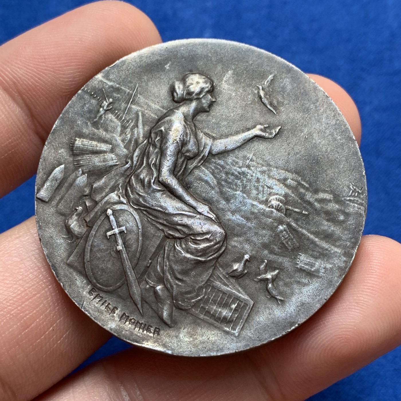 《竞宝斋》第189场-周日，周一 2场 (全场包邮) 法国下库尔信鸽友谊协会镀银铜章 边有小磕  直径：45mm 重量：44.53g   边铭：三角厂标＋铜标