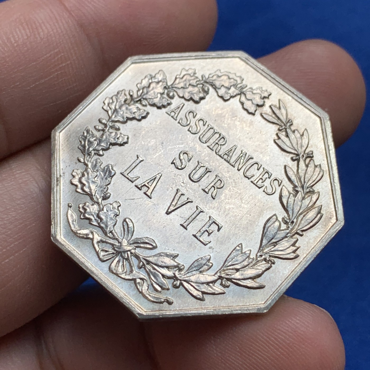 《竞宝斋》第189场-周日，周一 2场 (全场包邮) 法国人寿保险公司八角银质代币，19.9g，36.3mm，丰饶角+1银标 细节好 底板光洁