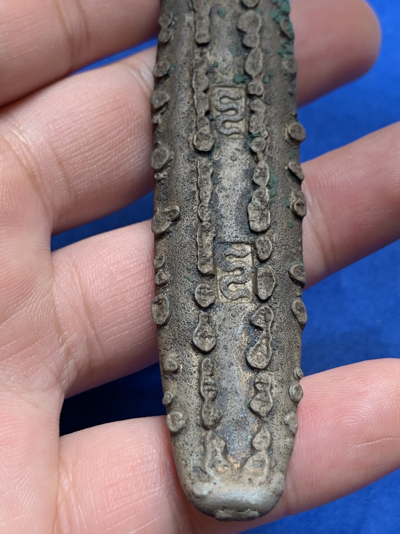 《竞宝斋》第189场-周日，周一 2场 (全场包邮) 泰国1271-1368年暹罗(古泰国)素可泰王朝虎舌银条 早期大型高银版本94.8g 带铭文状态极好 基本上没有磨损 铭文清晰可见