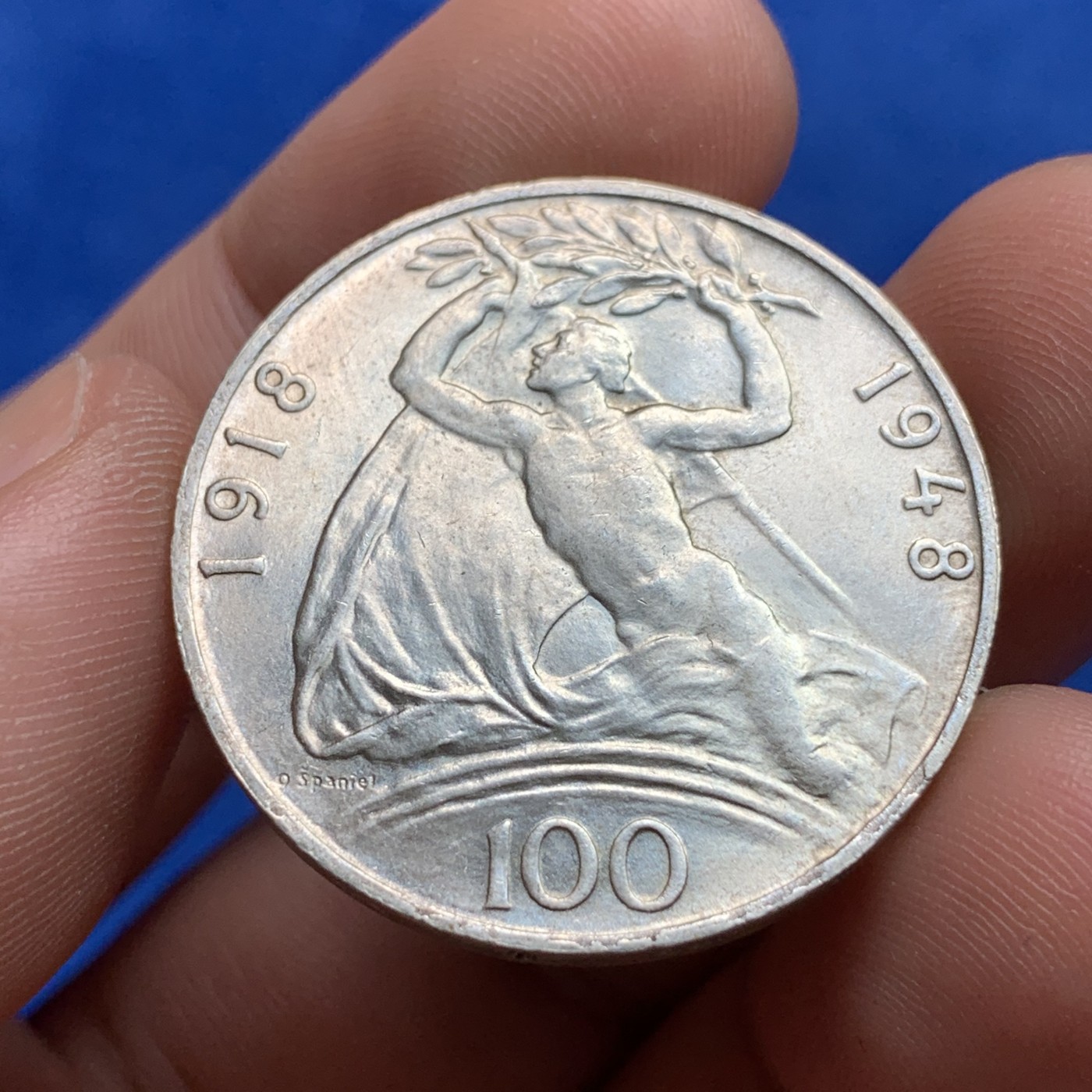 《竞宝斋》第189场-周日，周一 2场 (全场包邮) 捷克斯洛伐克1948年100克朗银币，钱体平整无缺，图案字迹清晰，带底光未流通美品，包浆氧化自然，保存状态优美