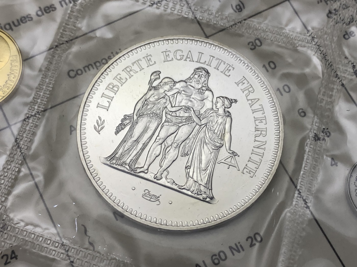 《竞宝斋》第189场-周日，周一 2场 (全场包邮) 1974年法国套币，原盒原封共9枚，市场上少见，品相如图。其中包括大力神大银币，这是该币首年推出50法郎，很有意义，市场上同品相的评级币价值不菲。