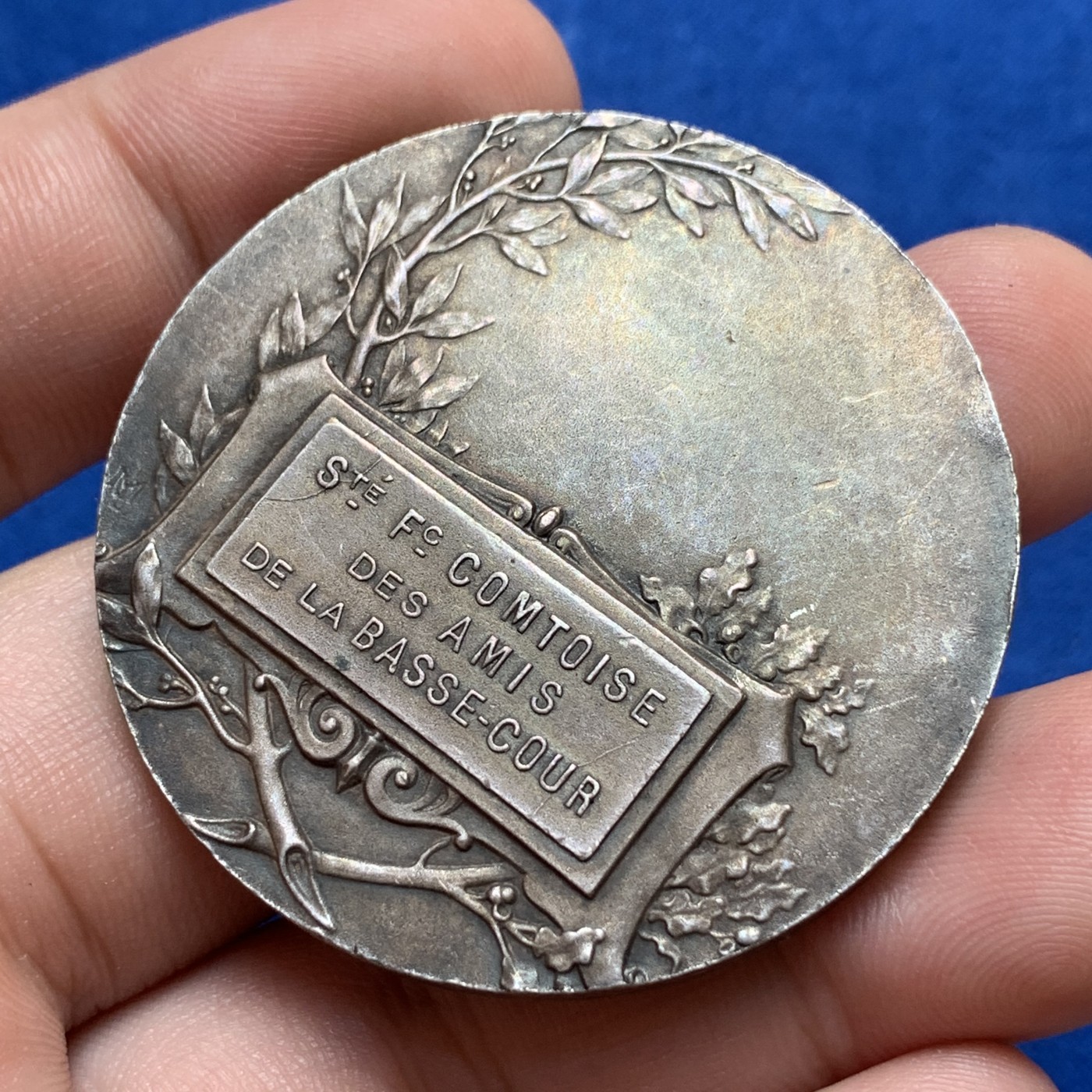 《竞宝斋》第189场-周日，周一 2场 (全场包邮) 法国下库尔信鸽友谊协会镀银铜章 边有小磕  直径：45mm 重量：44.53g   边铭：三角厂标＋铜标