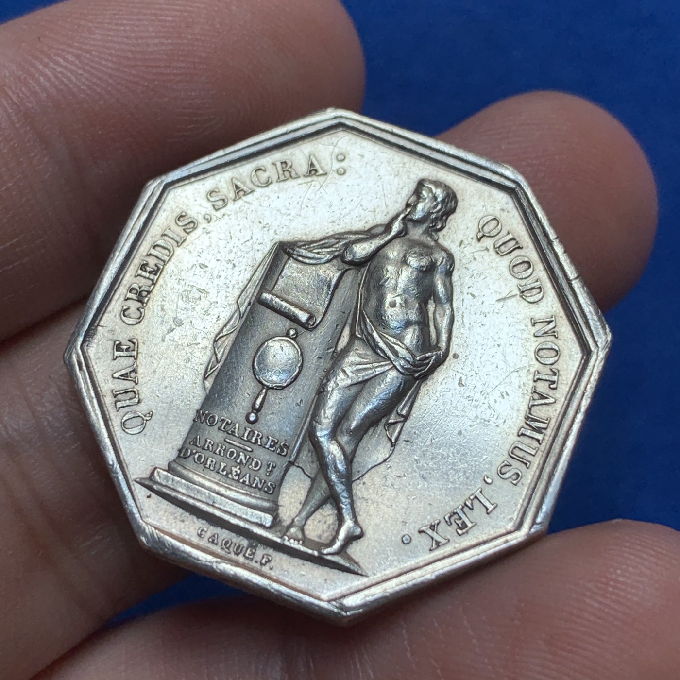 《竞宝斋》第189场-周日，周一 2场 (全场包邮) 法国八角代币公证处，正面路易.菲利普大头像，背面一个半裸男人站在祭坛上，上面写着“公证人阿仑特”。边铭：油灯，少见品