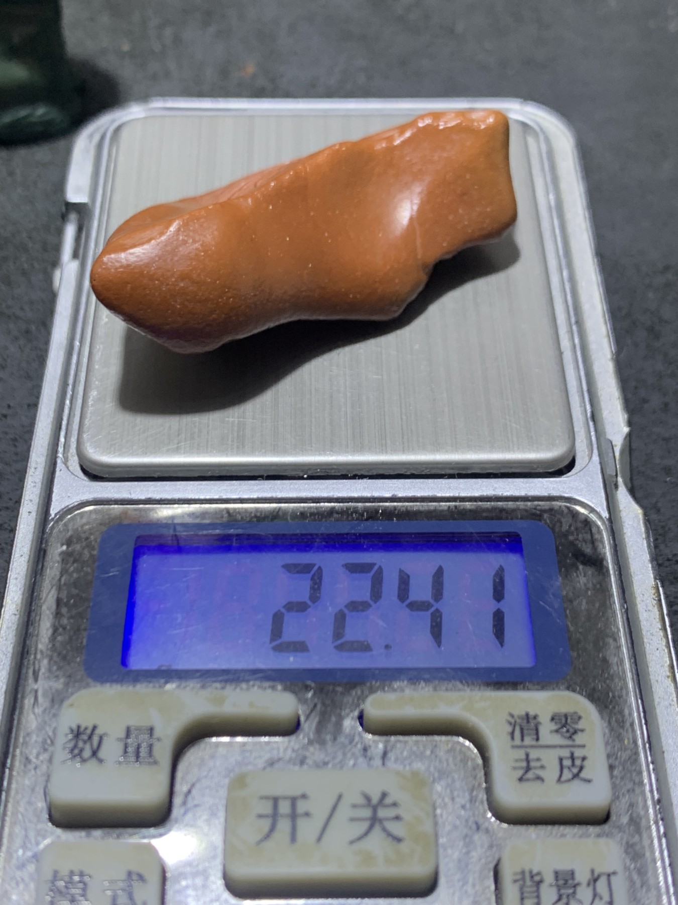 精美戈壁红碧玉手工雕刻佛字把件（吊坠)一个！