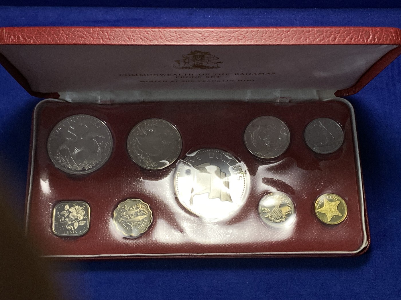 《竞宝斋》第189场-周日，周一 2场 (全场包邮) 1974年 巴哈马 9枚一套 含银币4枚 封装精制套币 盒子证书齐全，银币分别重10.37克、18.14克、29.8克、42.12克