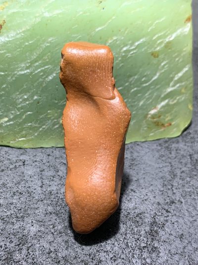 精美戈壁红碧玉手工雕刻佛字把件（吊坠)一个！ 精美戈壁红碧玉手工雕刻佛字把件（吊坠)一个！