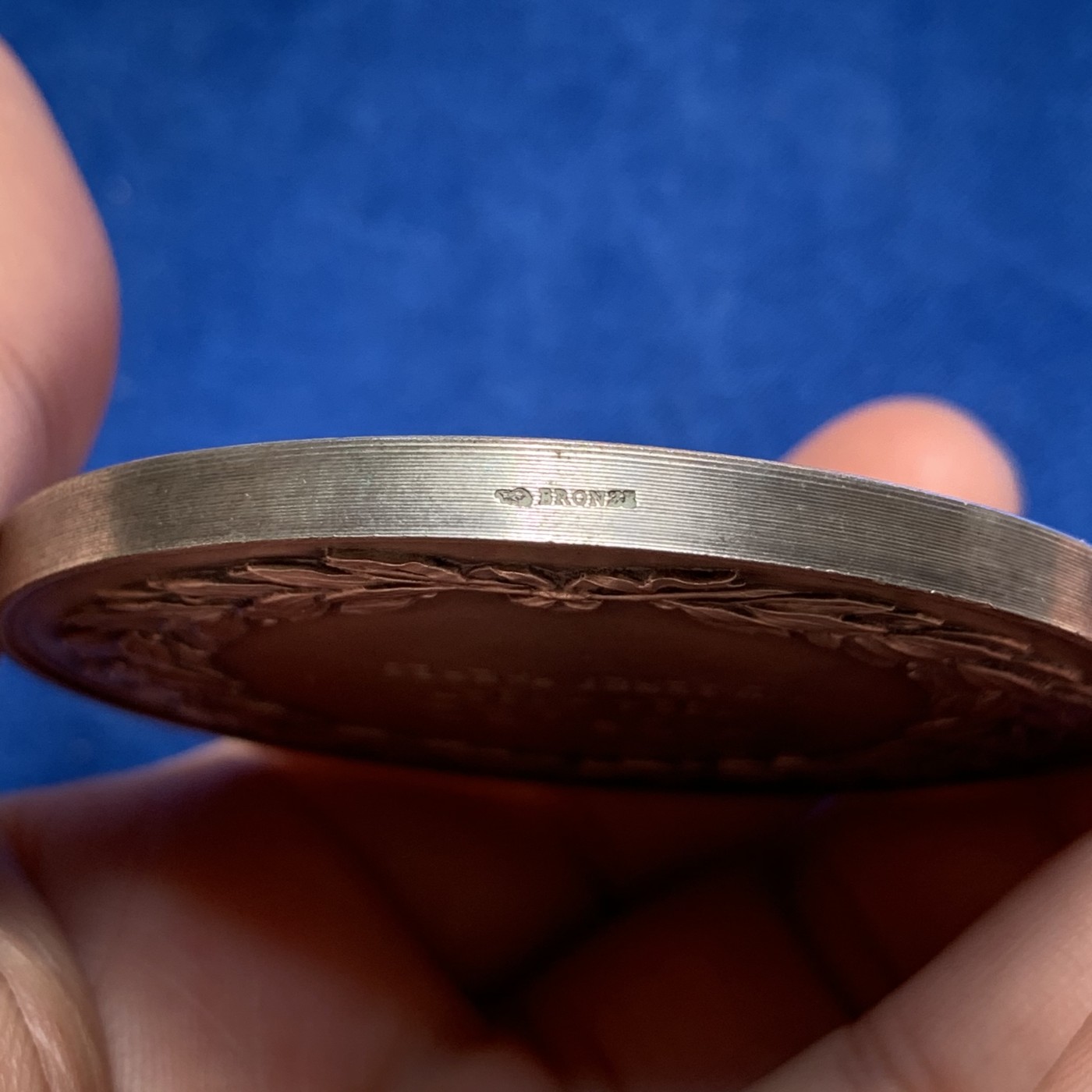 《竞宝斋》第189场-周日，周一 2场 (全场包邮) 法国1880-1898埃纳工业协会女神镀银大铜章 57.7mm 93.4g 丰饶角边铭 铜标 刻字日期为1947年