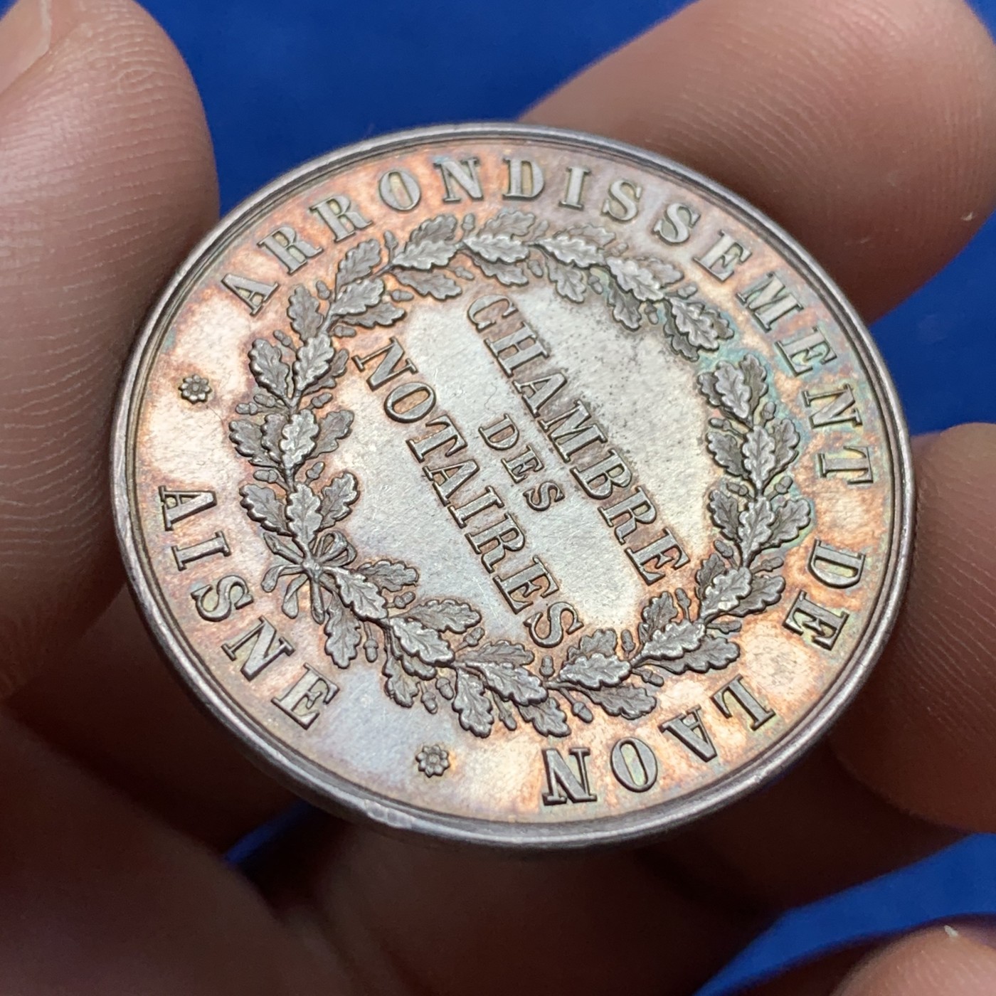 《竞宝斋》第189场-周日，周一 2场 (全场包邮) 法国拉昂公证人圆形银质代币，12.8g，32.7mm，丰饶角边铭，正面有划痕 细节见图