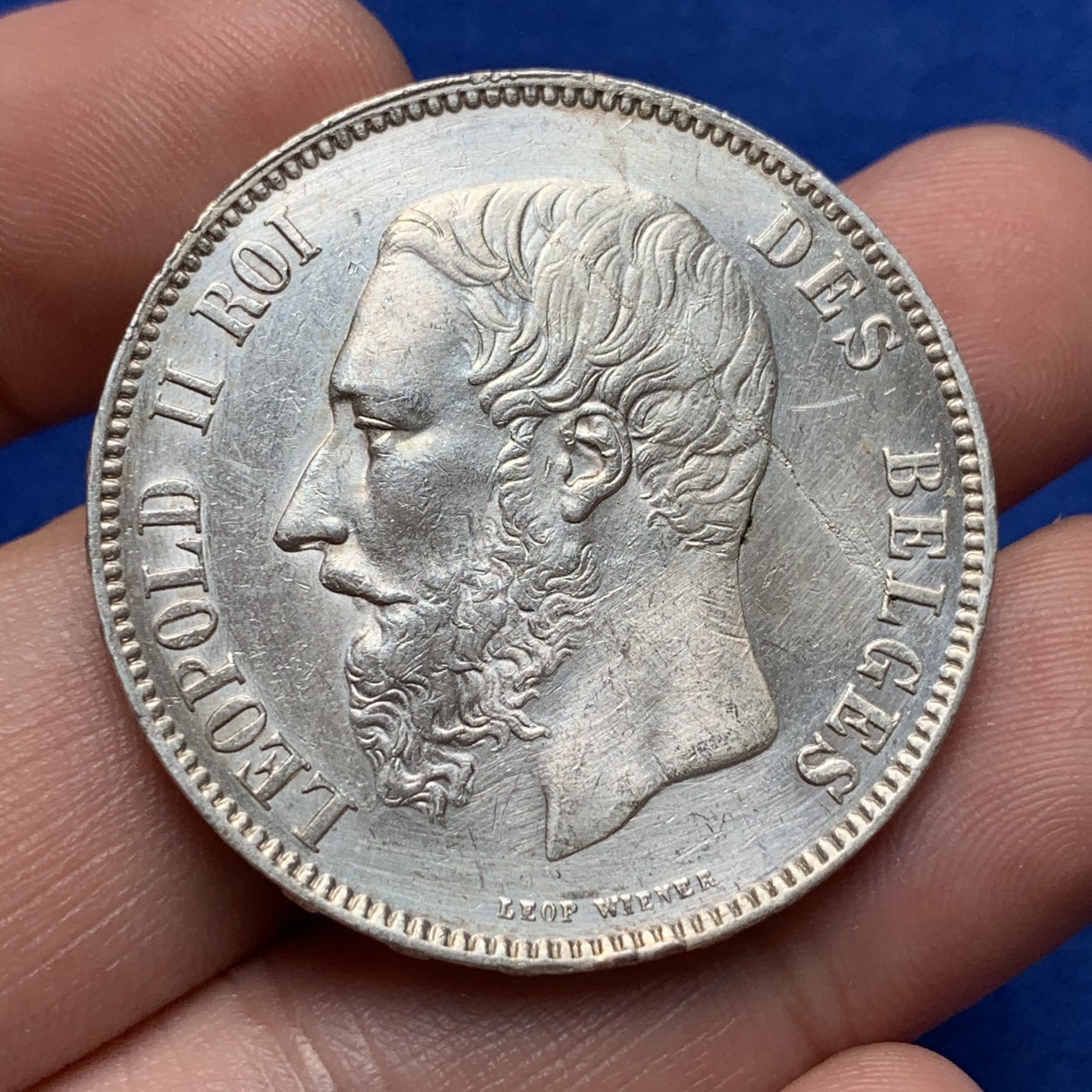 《竞宝斋》第189场-周日，周一 2场 (全场包邮) 比利时1876年利奥波德二世5法郎银币 未流通品相  头上像模裂痕迹