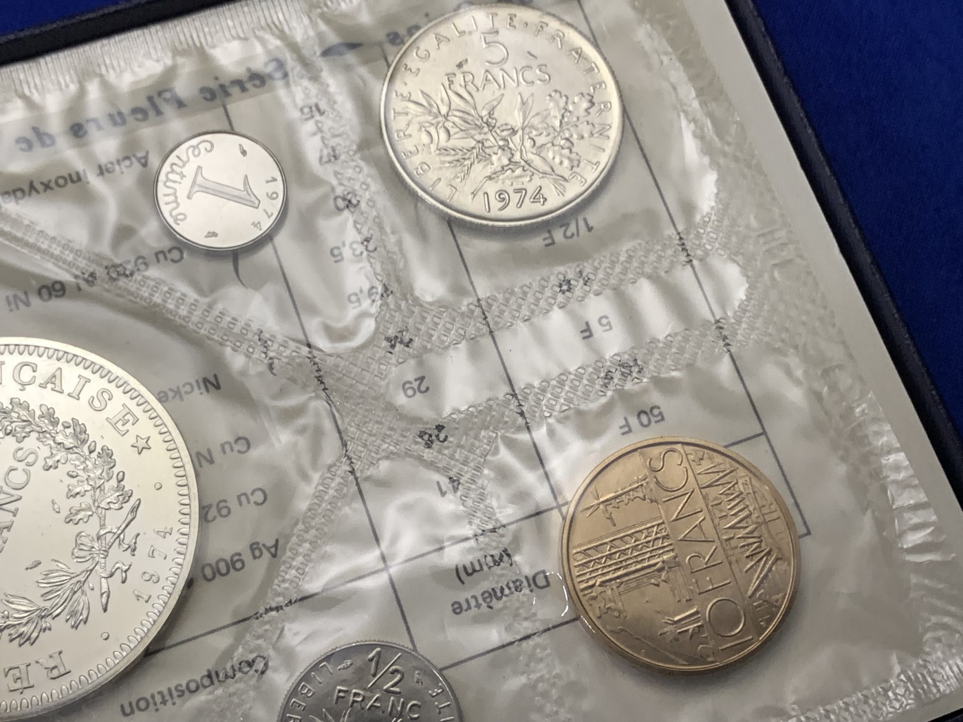 《竞宝斋》第189场-周日，周一 2场 (全场包邮) 1974年法国套币，原盒原封共9枚，市场上少见，品相如图。其中包括大力神大银币，这是该币首年推出50法郎，很有意义，市场上同品相的评级币价值不菲。