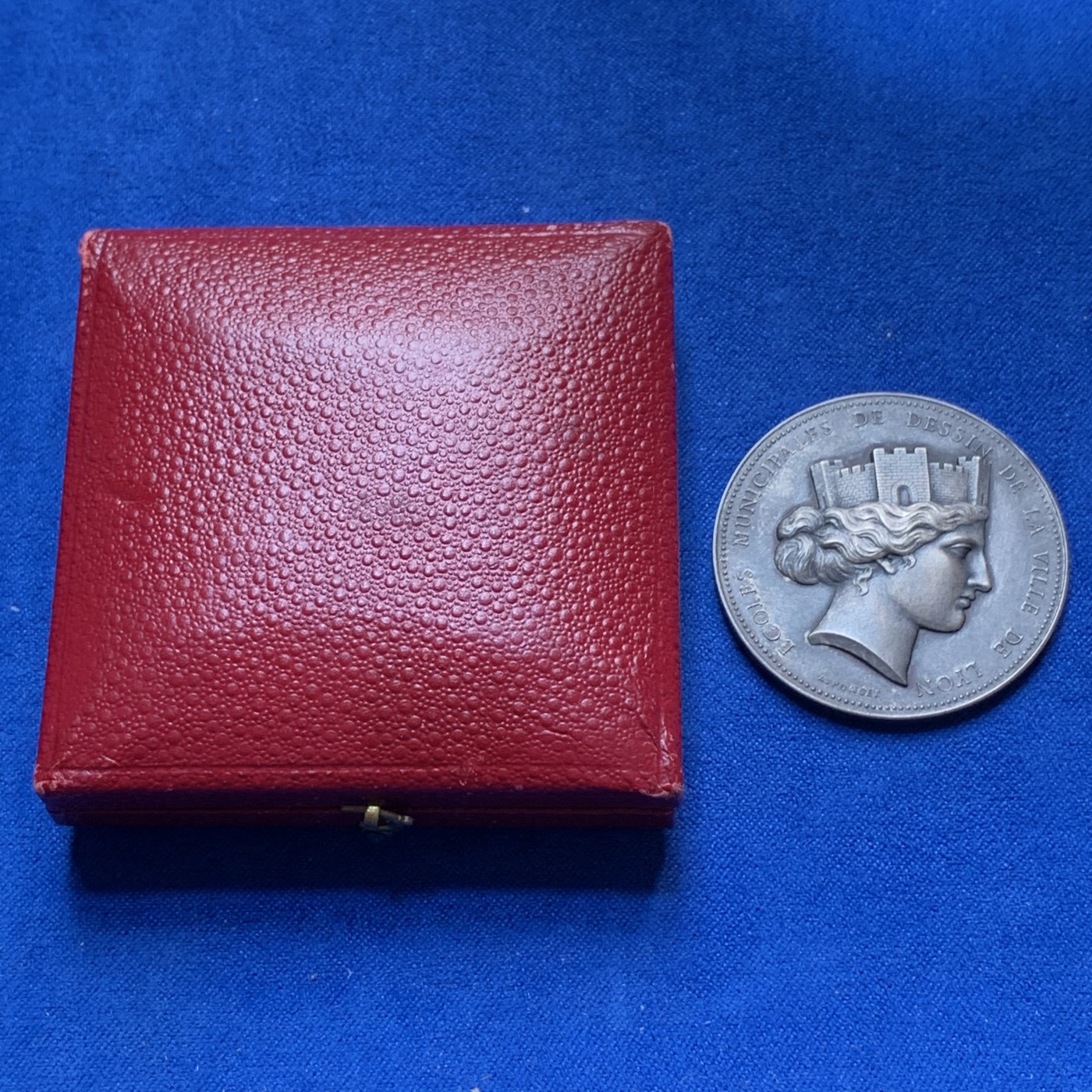 《竞宝斋》第189场-周日，周一 2场 (全场包邮) 法国 1899年 里昂市政设计学院银章（原盒）  直径：36mm 重量：21.2g  Argent银标+螃蟹边铭  包浆温润，原盒好品