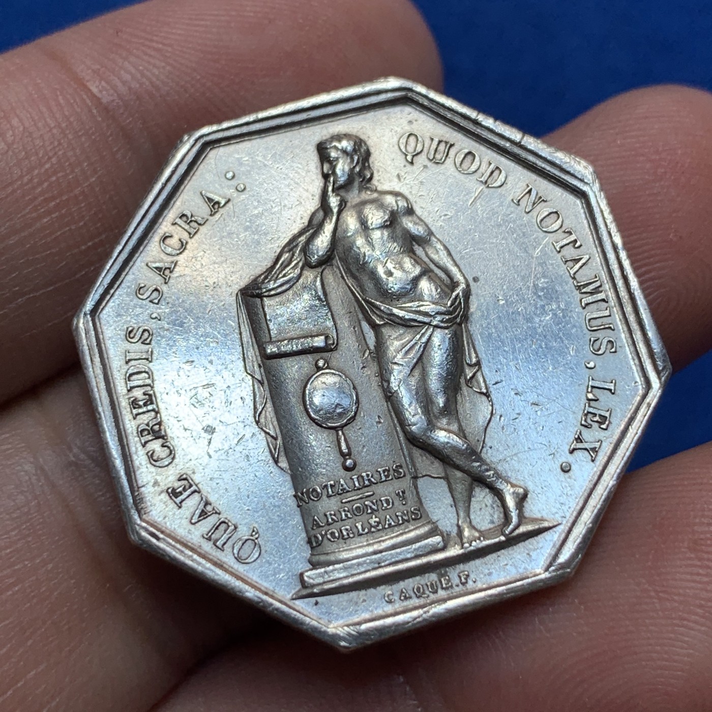 《竞宝斋》第189场-周日，周一 2场 (全场包邮) 法国八角代币公证处，正面路易.菲利普大头像，背面一个半裸男人站在祭坛上，上面写着“公证人阿仑特”。边铭：油灯，少见品