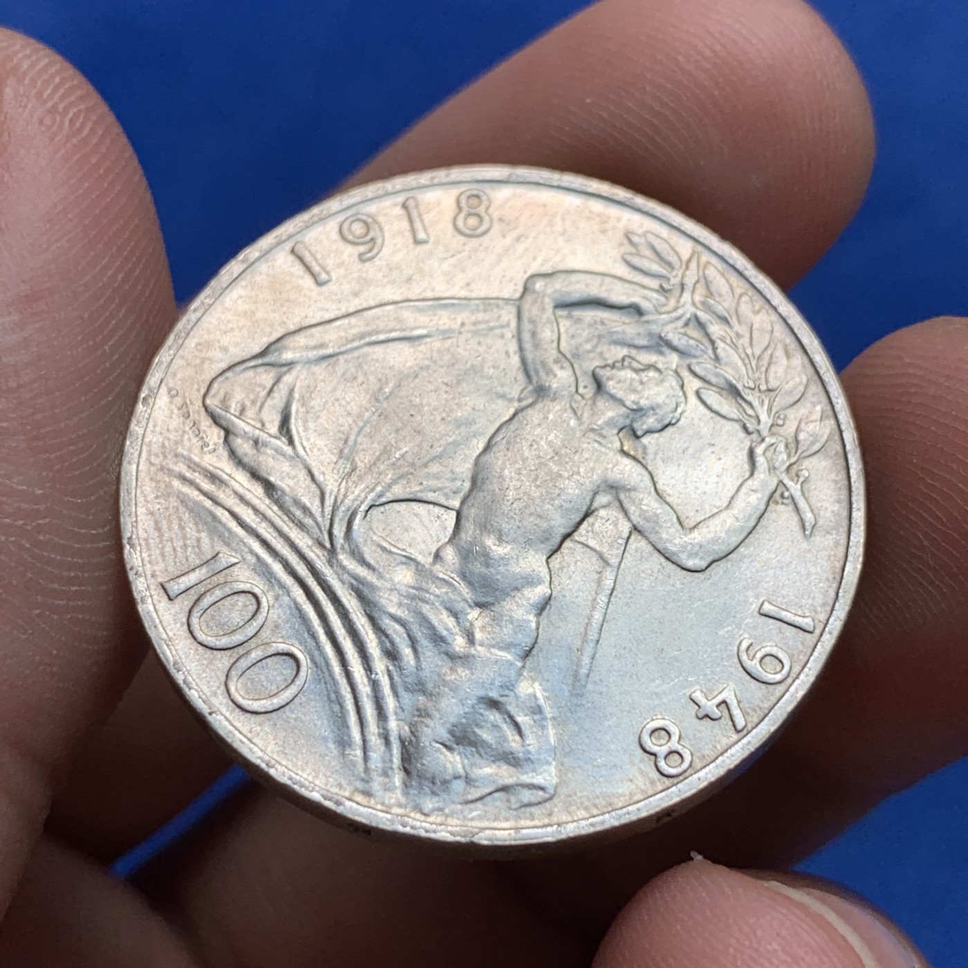 《竞宝斋》第189场-周日，周一 2场 (全场包邮) 捷克斯洛伐克1948年100克朗银币，钱体平整无缺，图案字迹清晰，带底光未流通美品，包浆氧化自然，保存状态优美