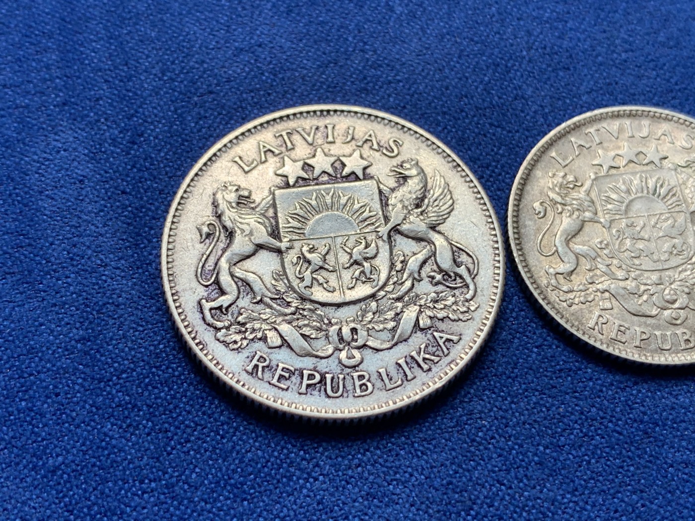 《竞宝斋》第189场-周日，周一 2场 (全场包邮) 2枚一组 拉脱维亚1924-25年1拉特2拉特银币一对