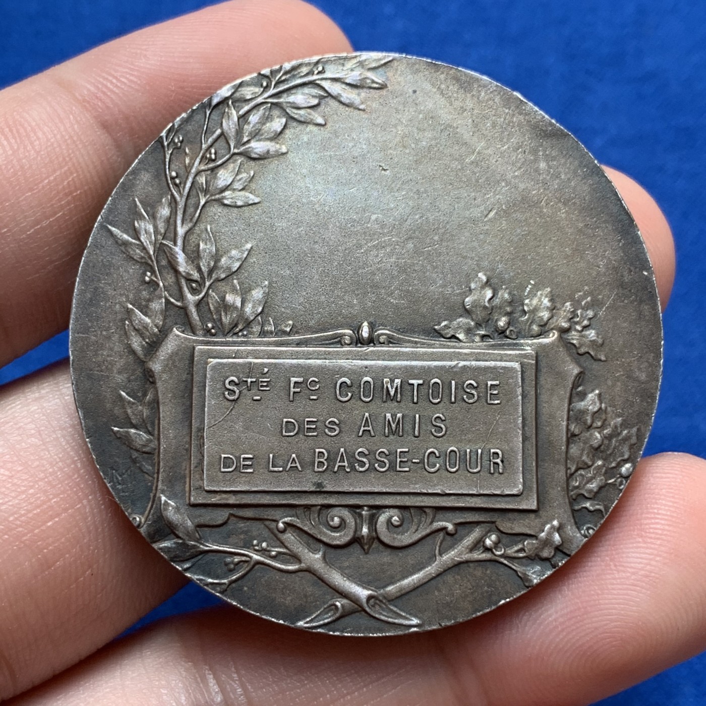 《竞宝斋》第189场-周日，周一 2场 (全场包邮) 法国下库尔信鸽友谊协会镀银铜章 边有小磕  直径：45mm 重量：44.53g   边铭：三角厂标＋铜标