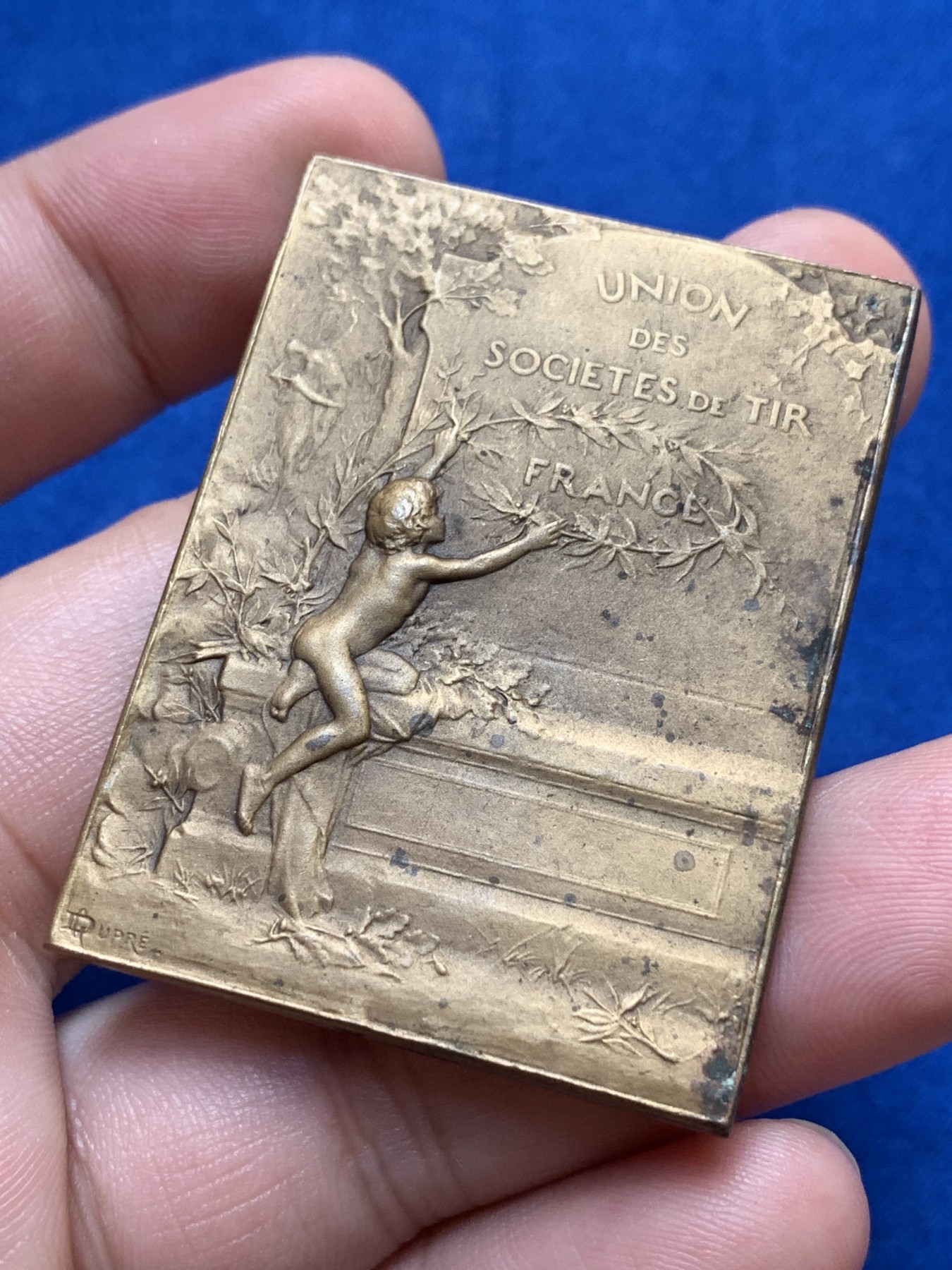 《竞宝斋》第189场-周日，周一 2场 (全场包邮) 法国射击联合协会经典艺术方章  规格：50*38mm 重量：48.04gr  边铭：厂标＋铜标 非常精细