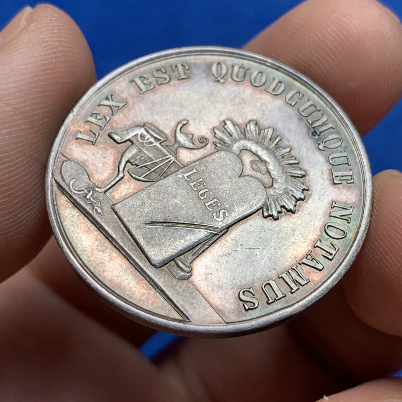 《竞宝斋》第189场-周日，周一 2场 (全场包邮) 法国拉昂公证人圆形银质代币，12.8g，32.7mm，丰饶角边铭，正面有划痕 细节见图