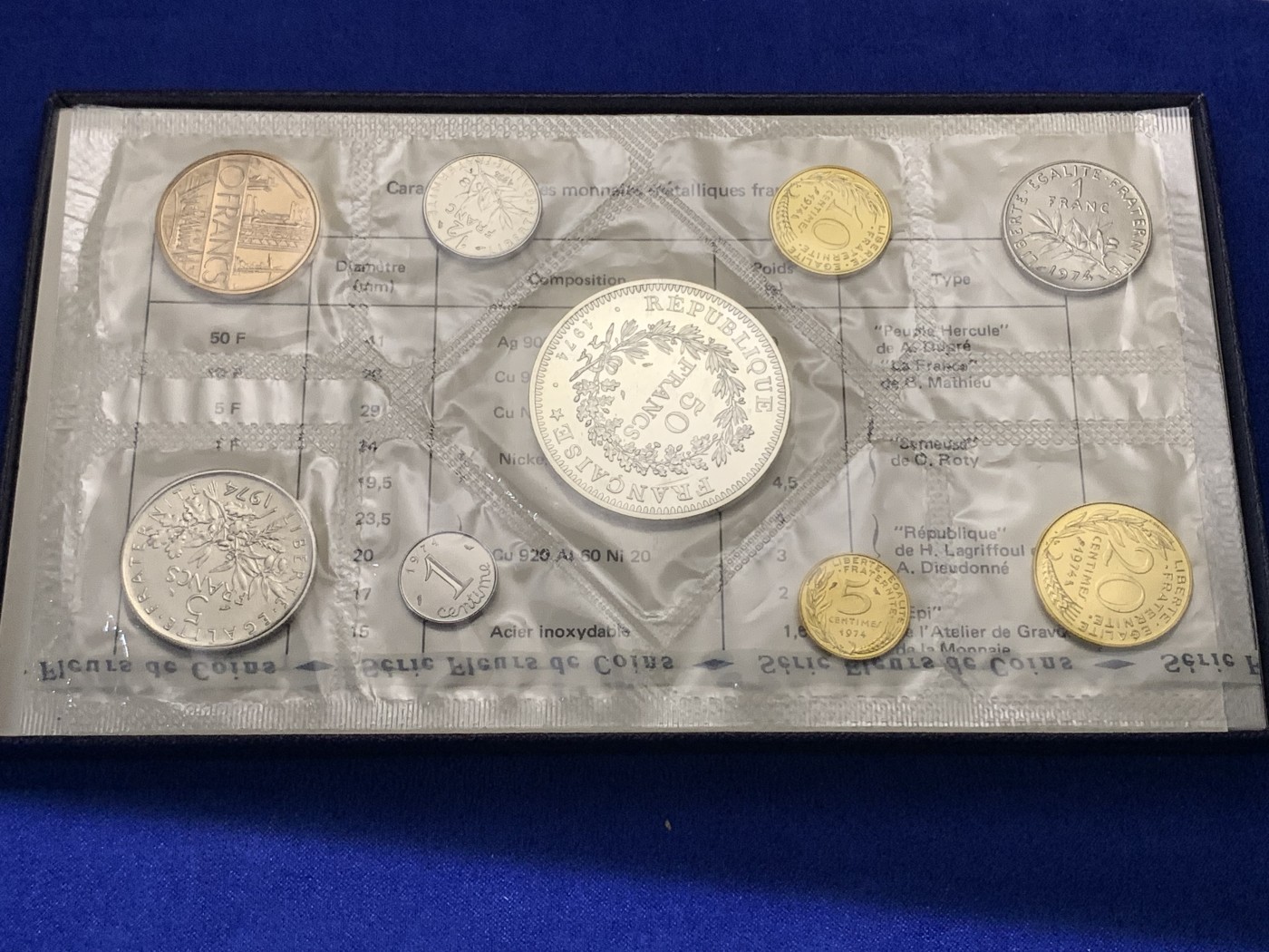 《竞宝斋》第189场-周日，周一 2场 (全场包邮) 1974年法国套币，原盒原封共9枚，市场上少见，品相如图。其中包括大力神大银币，这是该币首年推出50法郎，很有意义，市场上同品相的评级币价值不菲。
