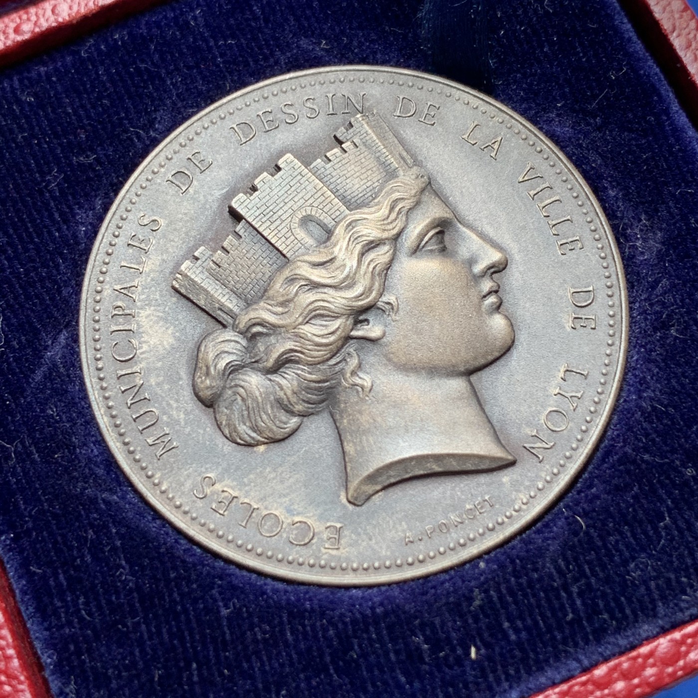 《竞宝斋》第189场-周日，周一 2场 (全场包邮) 法国 1899年 里昂市政设计学院银章（原盒）  直径：36mm 重量：21.2g  Argent银标+螃蟹边铭  包浆温润，原盒好品