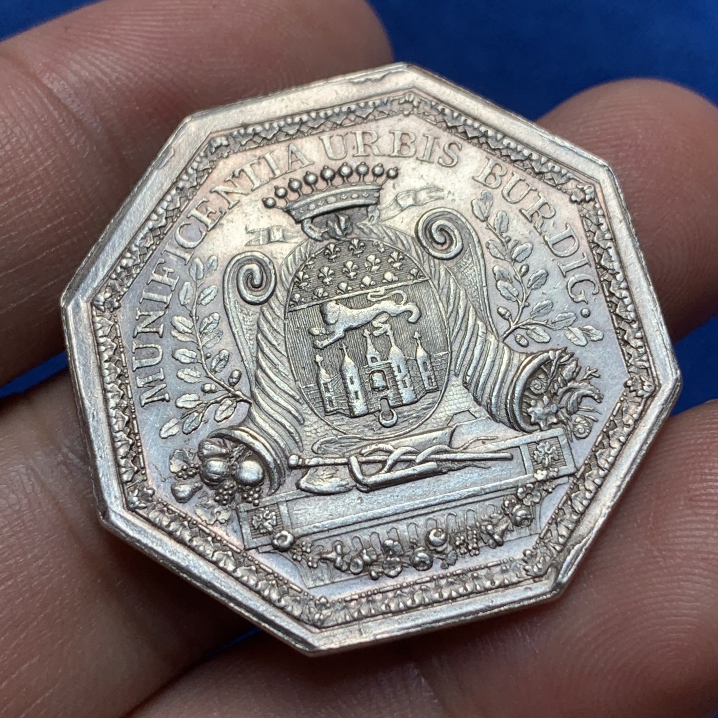 《竞宝斋》第189场-周日，周一 2场 (全场包邮) 法国1775年路易十六银质八角代币 “这是一个充满活力的地方” 非常精美的设计 少见品种 早期品种