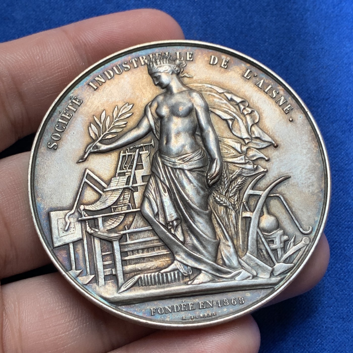 《竞宝斋》第189场-周日，周一 2场 (全场包邮) 法国1880-1898埃纳工业协会女神镀银大铜章 57.7mm 93.4g 丰饶角边铭 铜标 刻字日期为1947年