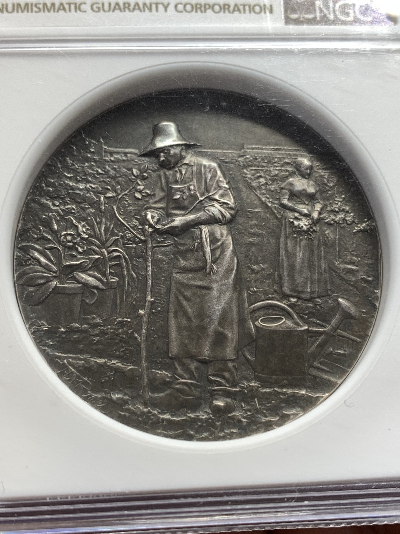 《竞宝斋》第189场-周日，周一 2场 (全场包邮) NGC MS63 法国加龙河园艺协会银章 加厚盒子 双面黑包浆，黑的入骨入髓，说的就是这种，章的细节刻画的很好，背面未刻字，原汁原味，十分难得