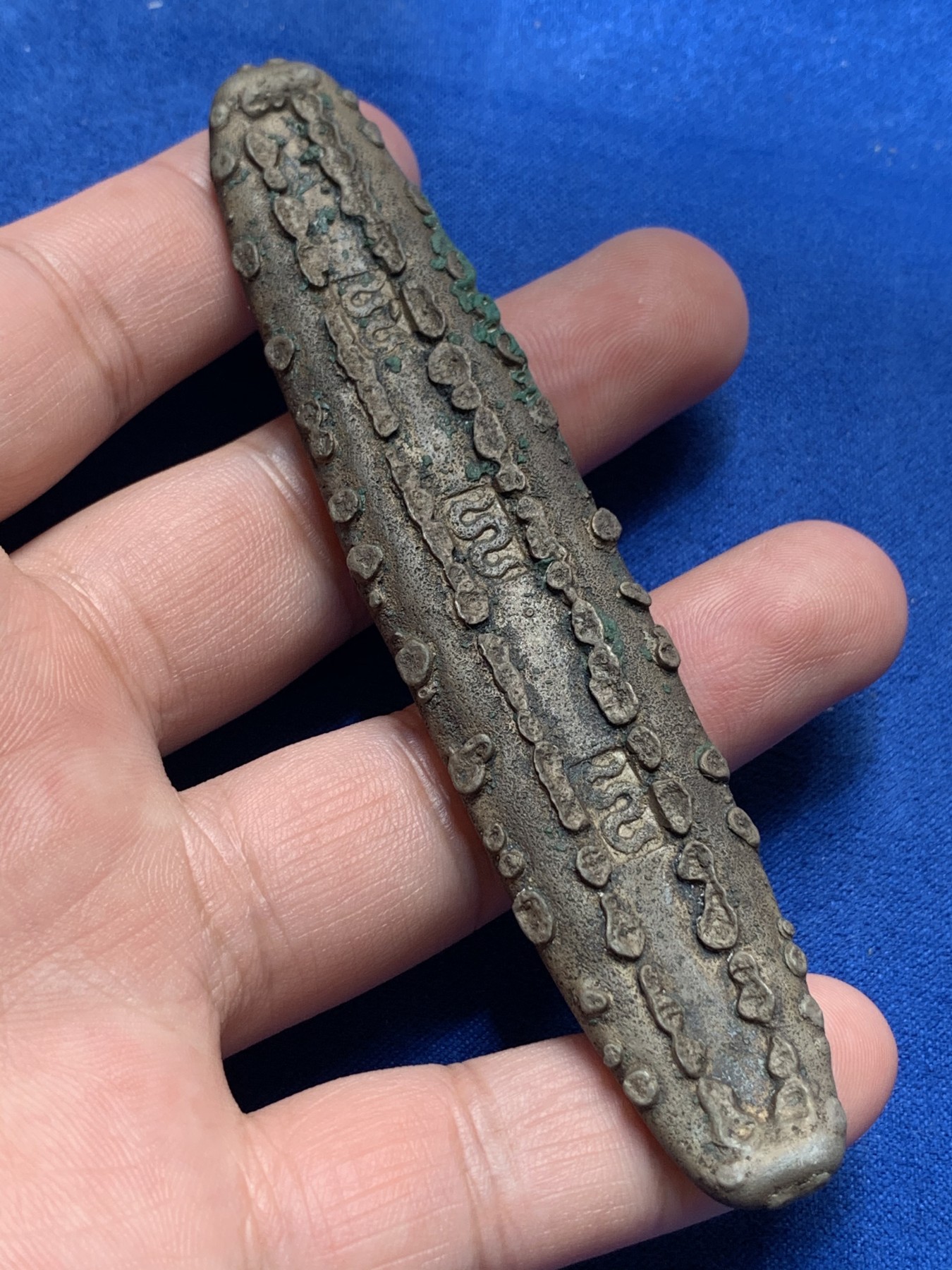 《竞宝斋》第189场-周日，周一 2场 (全场包邮) 泰国1271-1368年暹罗(古泰国)素可泰王朝虎舌银条 早期大型高银版本94.8g 带铭文状态极好 基本上没有磨损 铭文清晰可见