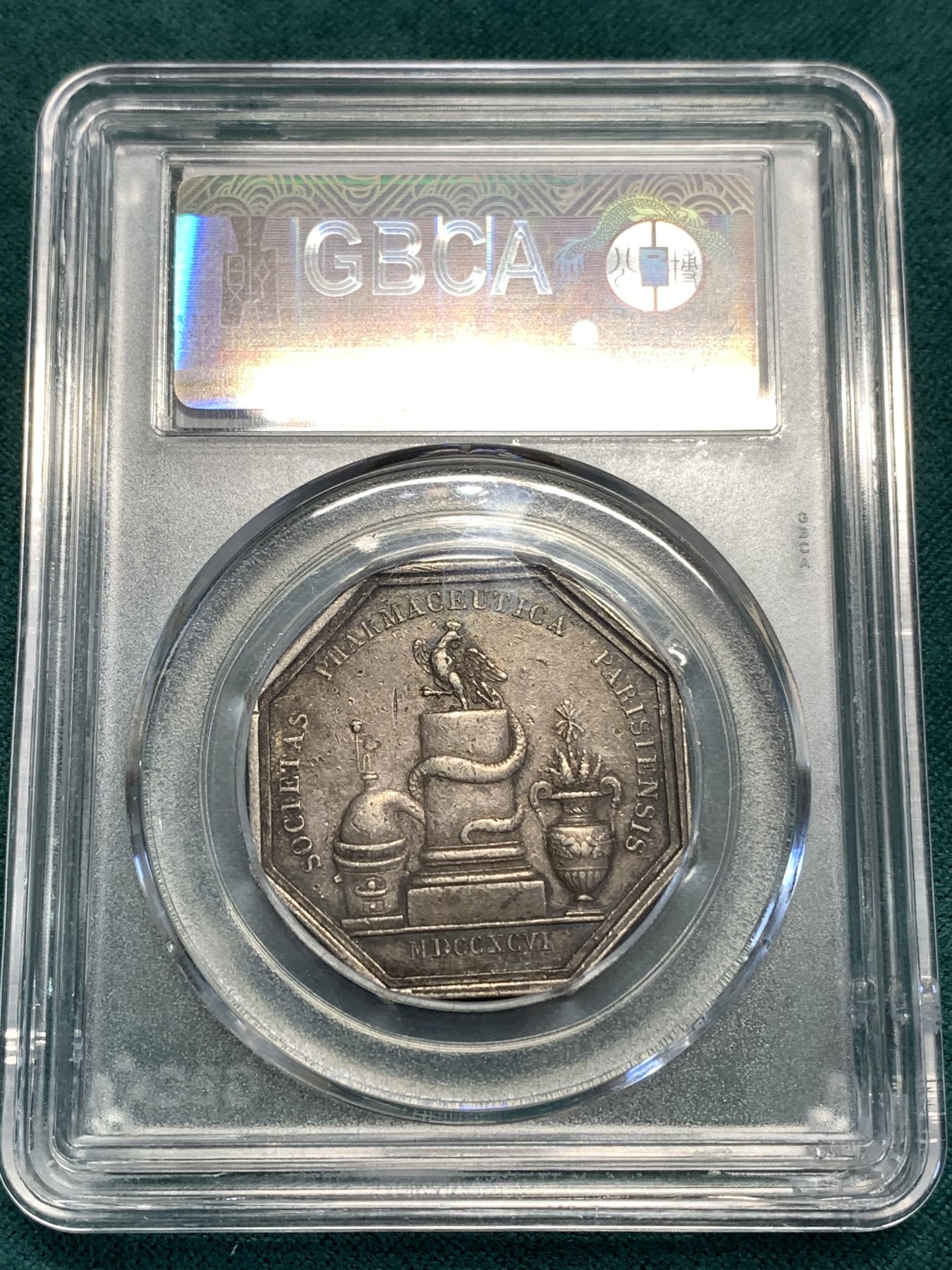 《竞宝斋》第189场-周日，周一 2场 (全场包邮) 公博 AU53 法国1796巴黎制药公司八角银质代币 正面希腊女神Hygieia她头戴皇冠 前面蛇在酒杯里喝酒 极少见品种(目前只见这一枚）   油灯边铭 难得公博低评