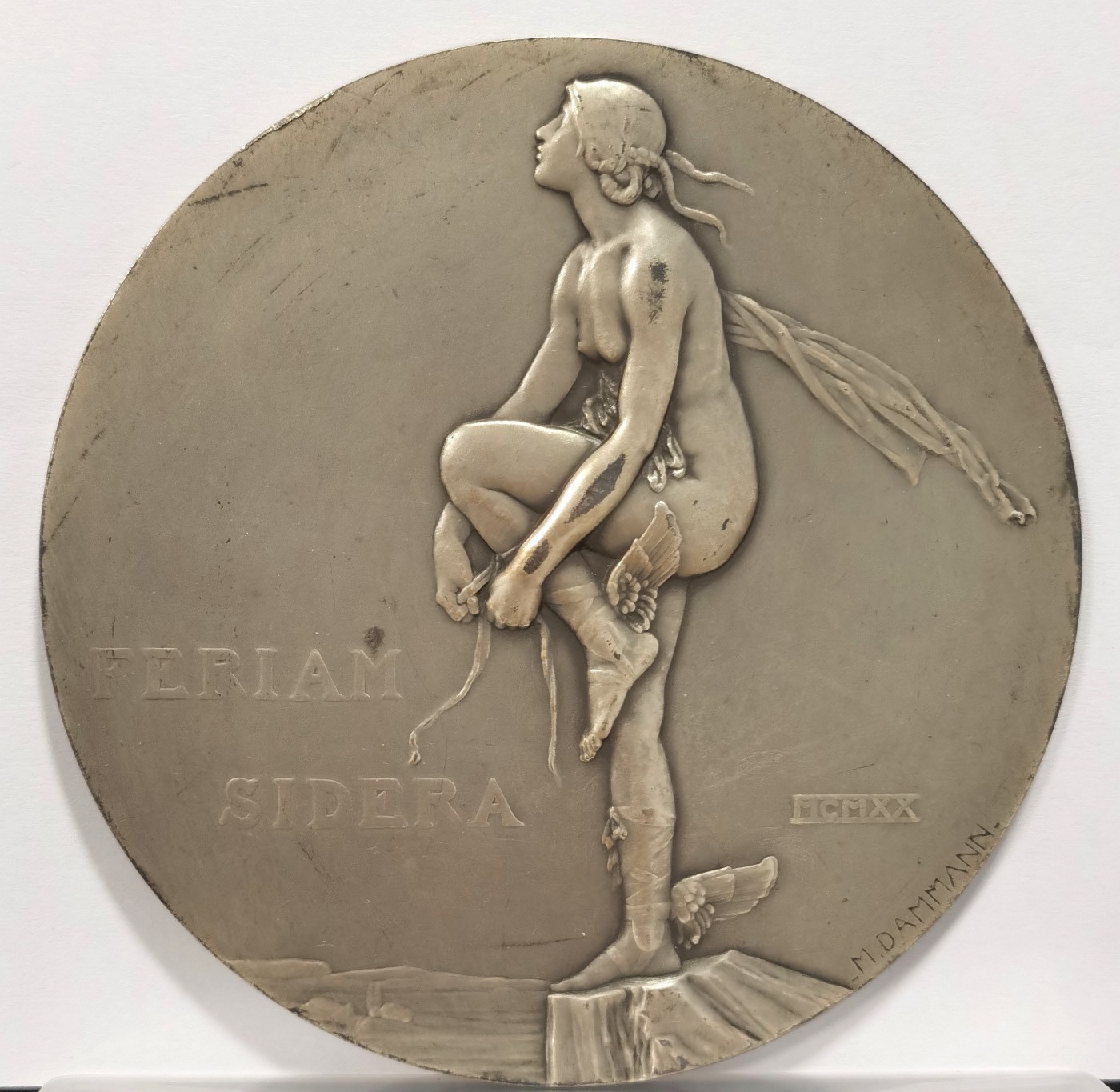 博洋堂“纯白金之夜”精品专场暨第039期（全场包邮） Dammann作品 超大银章 章名：触碰星辰 90mm 重量：275g  边铭Argent有一点弱打 手臂上痕迹非磕碰  整体品相完好 非常稀有的大版银章