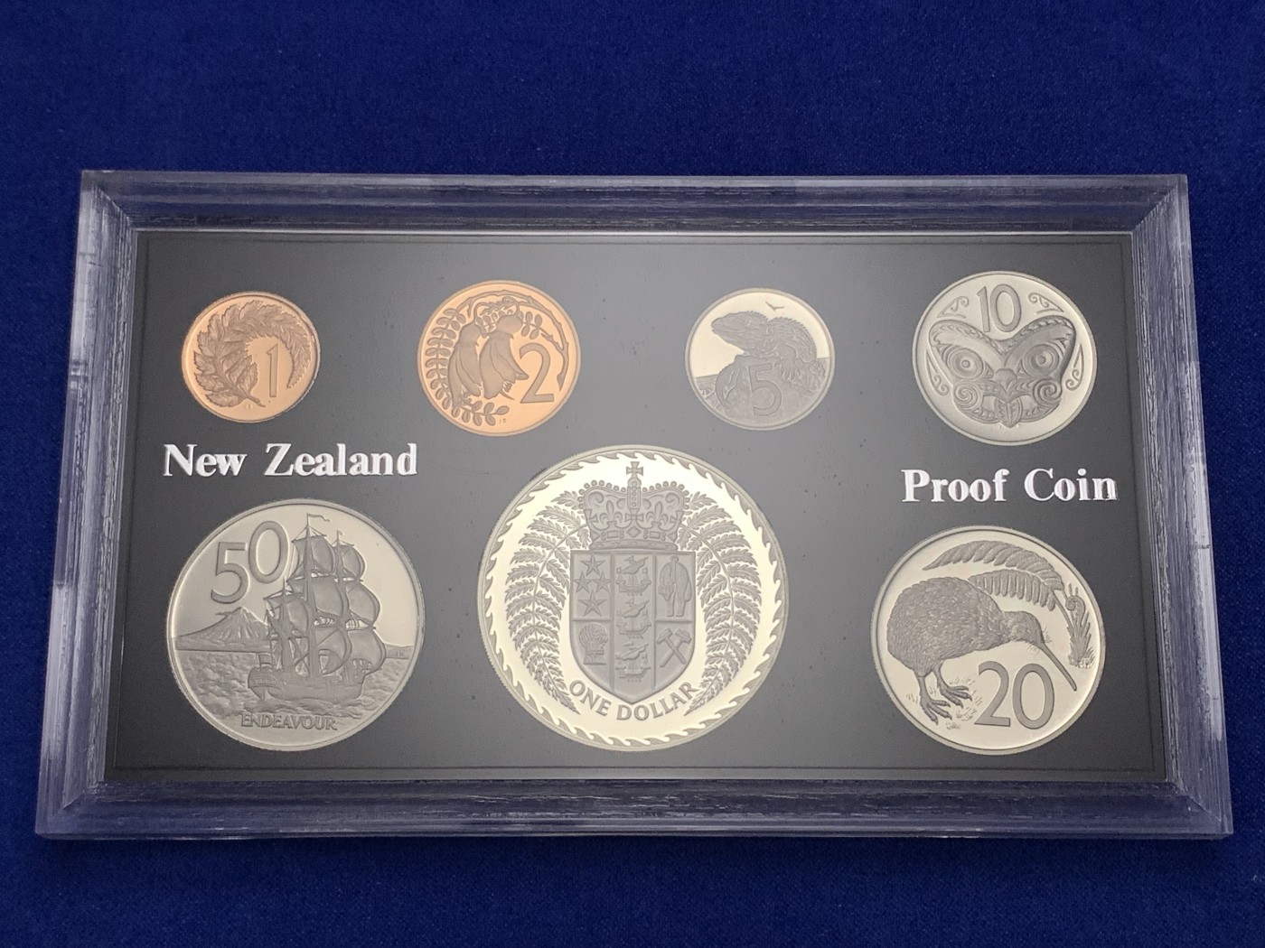 《竞宝斋》第189场-周日，周一 2场 (全场包邮) 新西兰1979年精制套币 含925大银币一枚 特殊的女王头像非常漂亮