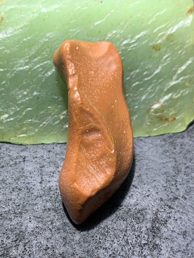 精美戈壁红碧玉手工雕刻佛字把件（吊坠)一个！ 精美戈壁红碧玉手工雕刻佛字把件（吊坠)一个！