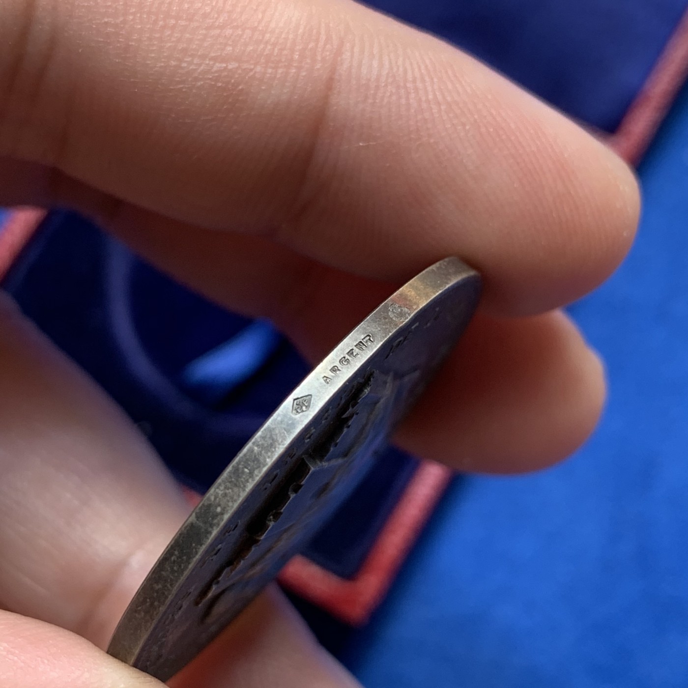 《竞宝斋》第189场-周日，周一 2场 (全场包邮) 法国 1899年 里昂市政设计学院银章（原盒）  直径：36mm 重量：21.2g  Argent银标+螃蟹边铭  包浆温润，原盒好品