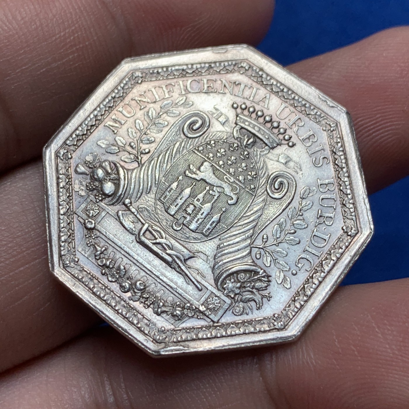 《竞宝斋》第189场-周日，周一 2场 (全场包邮) 法国1775年路易十六银质八角代币 “这是一个充满活力的地方” 非常精美的设计 少见品种 早期品种