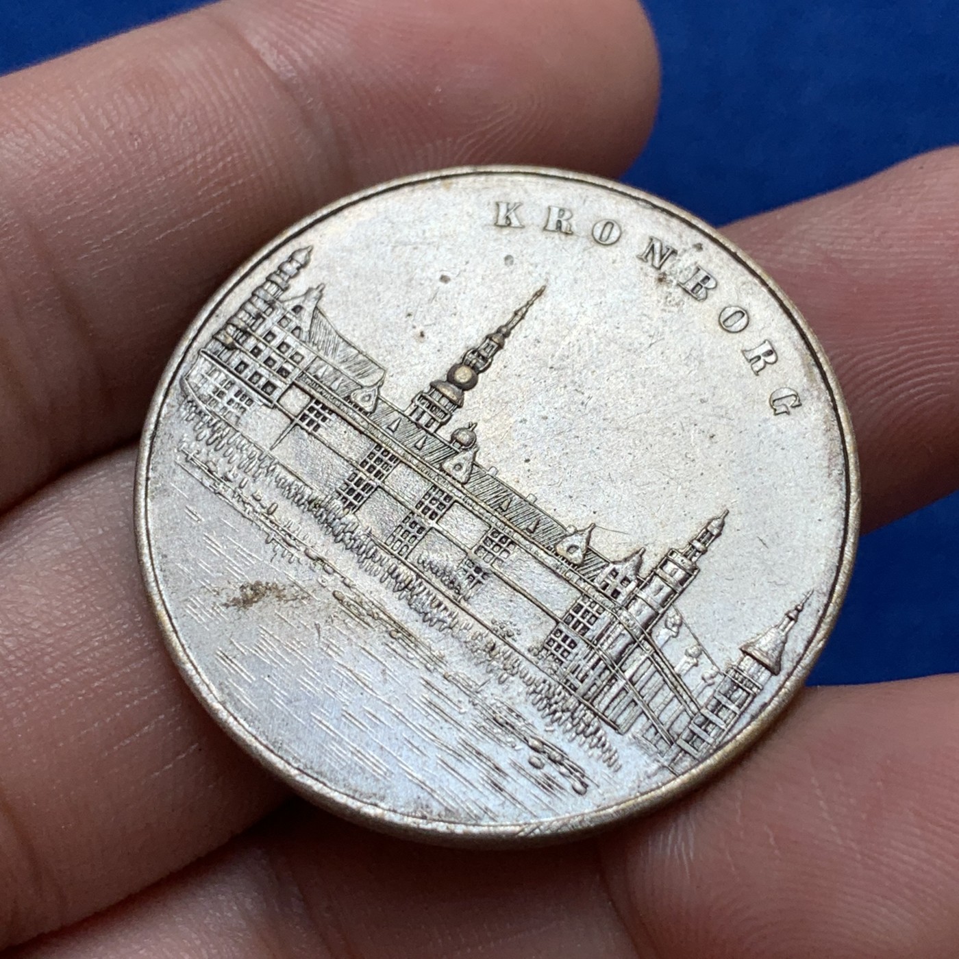 《竞宝斋》第189场-周日，周一 2场 (全场包邮) 丹麦 Helsingor Kronborg 城堡1426 - 1926年500周年纪念铜镀银章  直径：34.7 毫米  重量：16 克