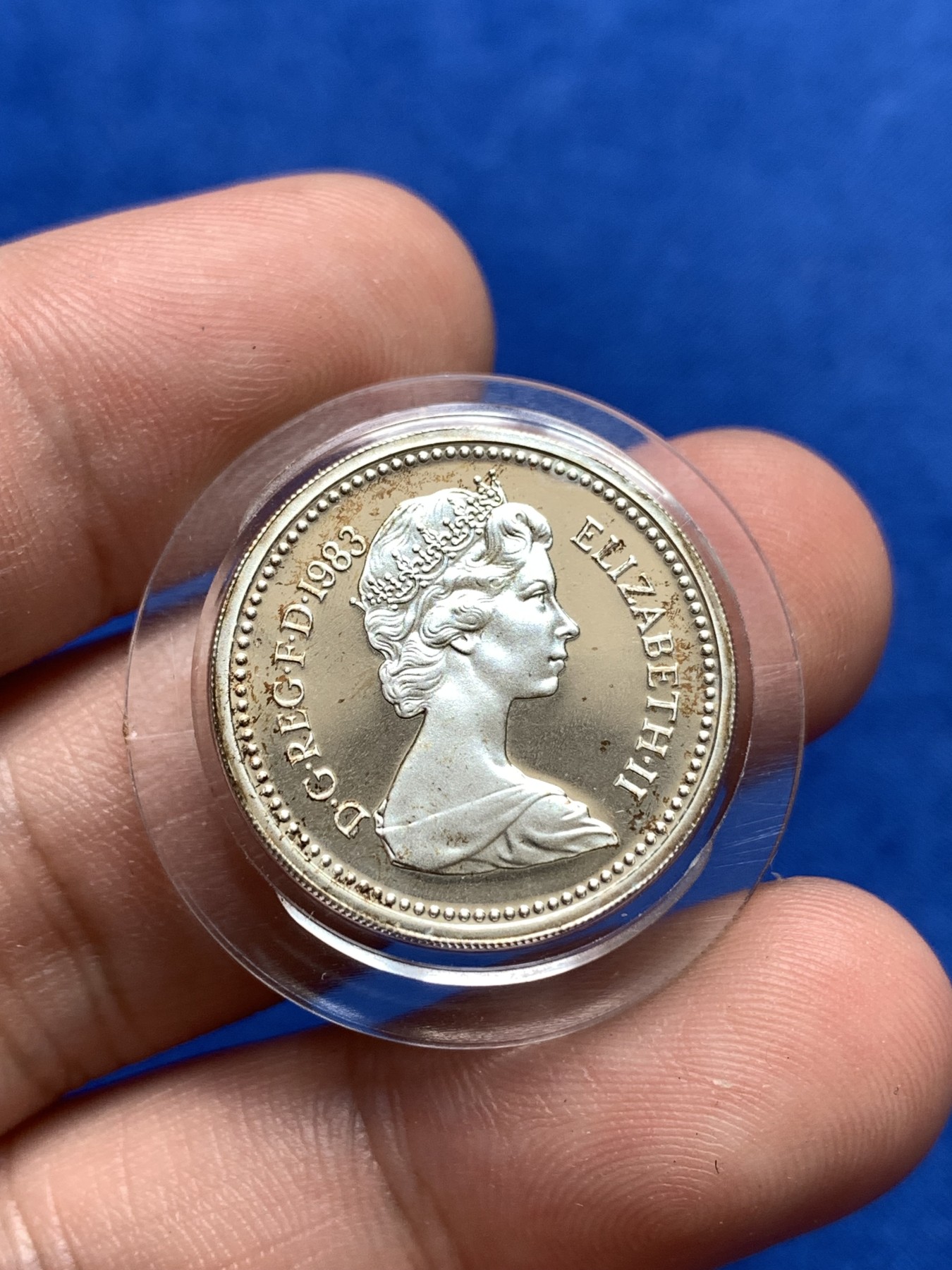 《竞宝斋》第189场-周日，周一 2场 (全场包邮) 英国1983年925银质1英镑精制银币 盒装带证书 发行仅五万枚