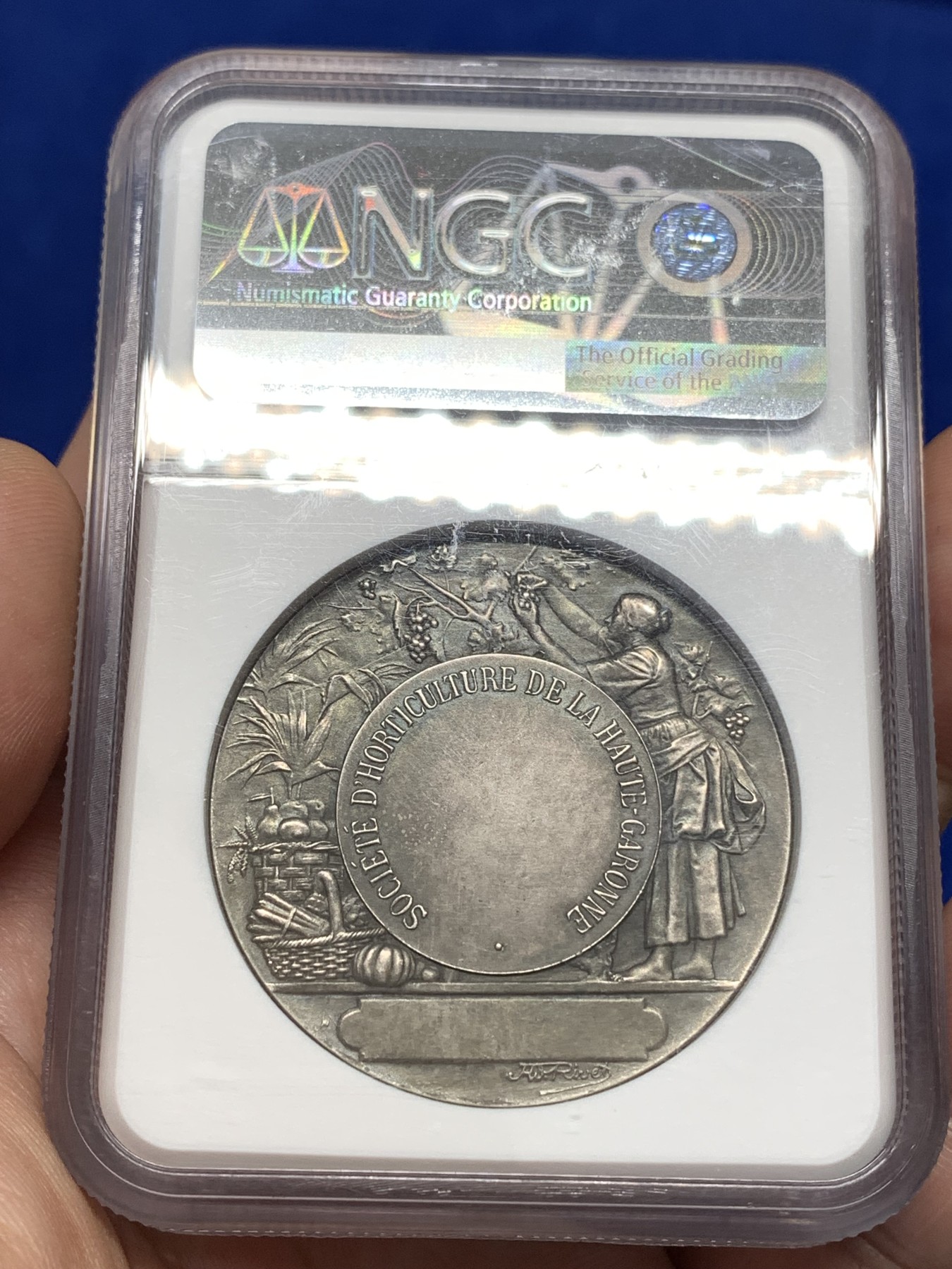 《竞宝斋》第189场-周日，周一 2场 (全场包邮) NGC MS63 法国加龙河园艺协会银章 加厚盒子 双面黑包浆，黑的入骨入髓，说的就是这种，章的细节刻画的很好，背面未刻字，原汁原味，十分难得