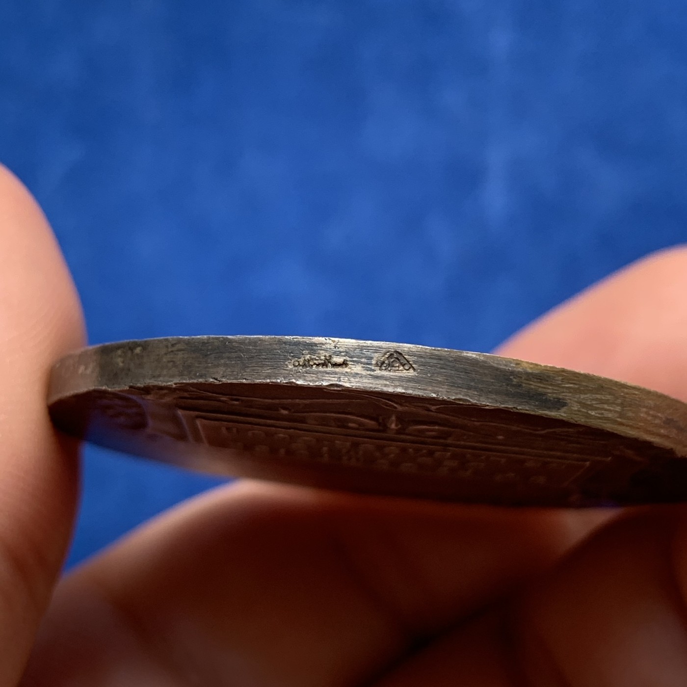 《竞宝斋》第189场-周日，周一 2场 (全场包邮) 法国下库尔信鸽友谊协会镀银铜章 边有小磕  直径：45mm 重量：44.53g   边铭：三角厂标＋铜标