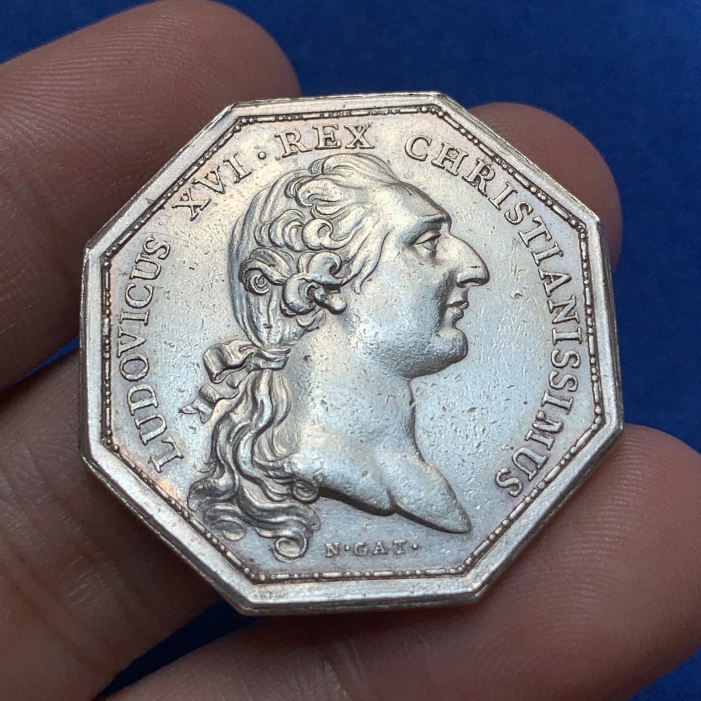 《竞宝斋》第189场-周日，周一 2场 (全场包邮) 法国1775年路易十六银质八角代币 “这是一个充满活力的地方” 非常精美的设计 少见品种 早期品种