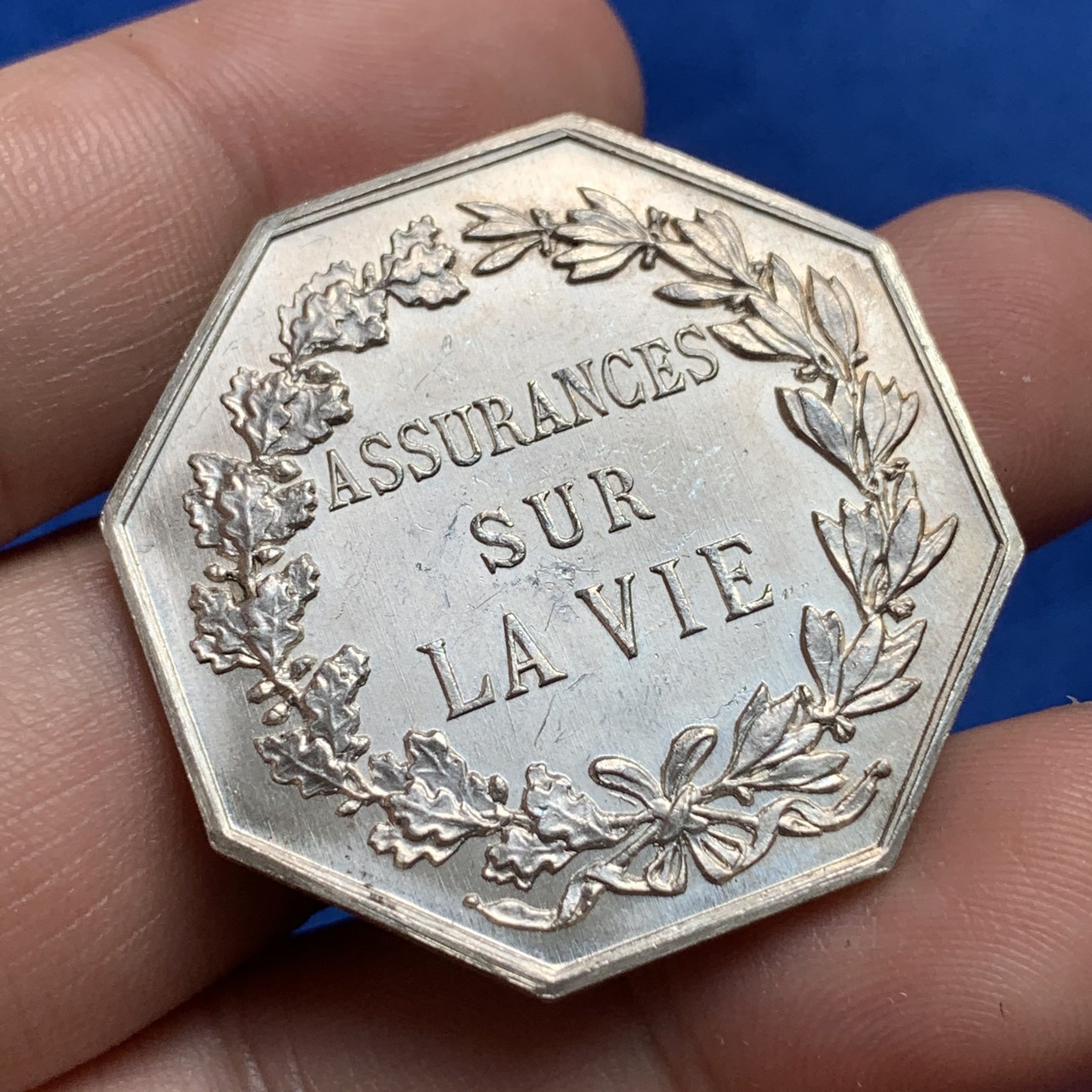 《竞宝斋》第189场-周日，周一 2场 (全场包邮) 法国人寿保险公司八角银质代币，19.9g，36.3mm，丰饶角+1银标 细节好 底板光洁