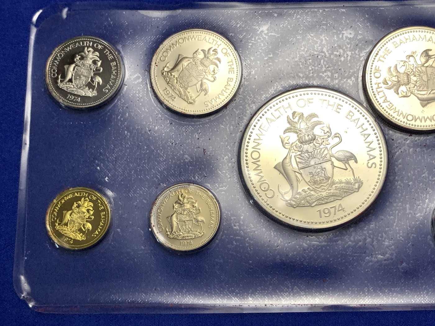 《竞宝斋》第189场-周日，周一 2场 (全场包邮) 1974年 巴哈马 9枚一套 含银币4枚 封装精制套币 盒子证书齐全，银币分别重10.37克、18.14克、29.8克、42.12克