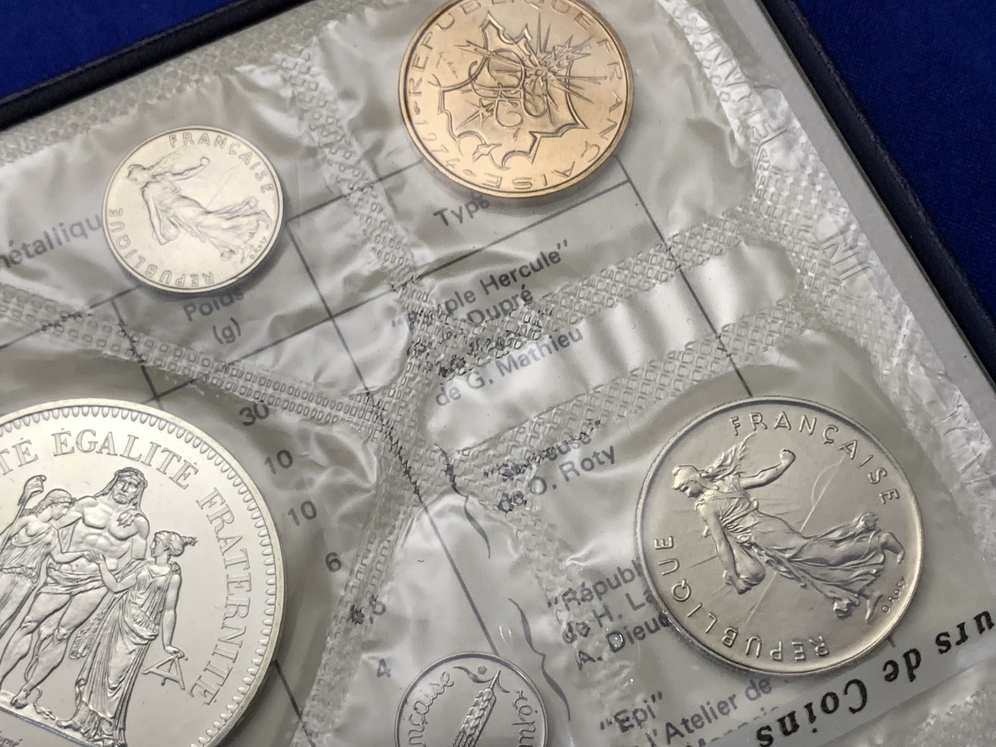 《竞宝斋》第189场-周日，周一 2场 (全场包邮) 1974年法国套币，原盒原封共9枚，市场上少见，品相如图。其中包括大力神大银币，这是该币首年推出50法郎，很有意义，市场上同品相的评级币价值不菲。