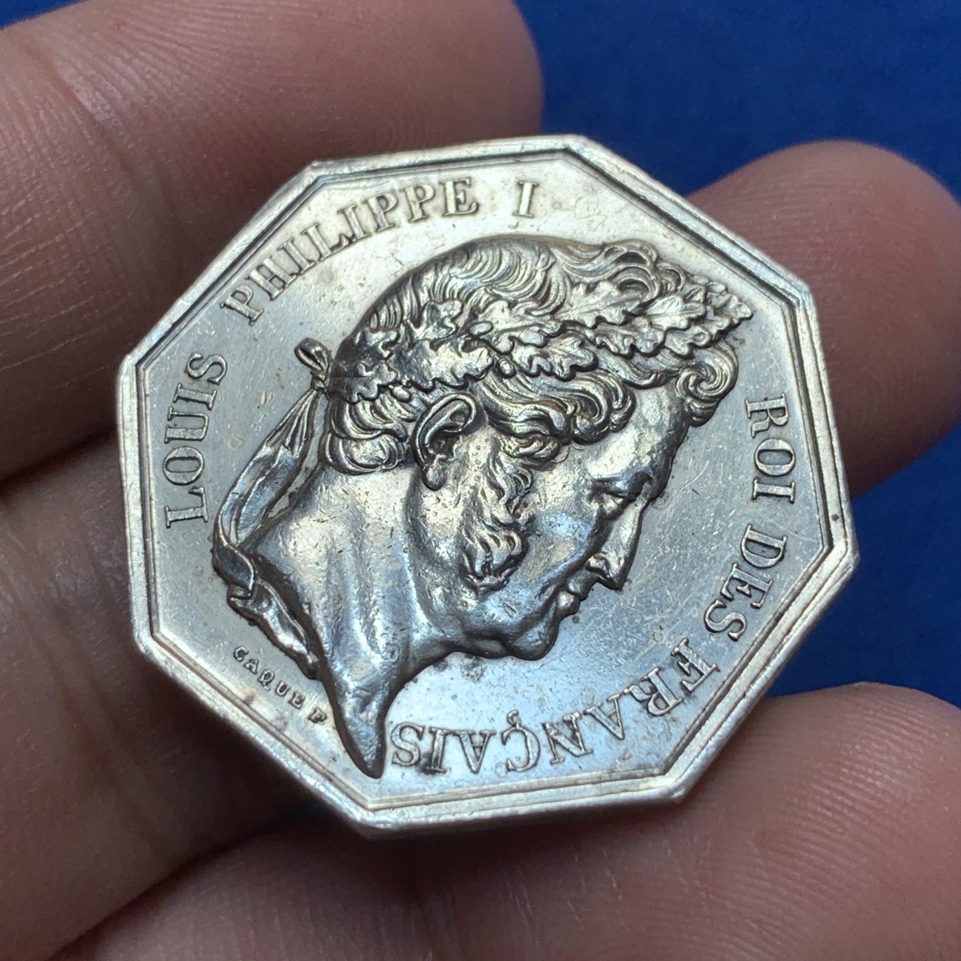 《竞宝斋》第189场-周日，周一 2场 (全场包邮) 法国八角代币公证处，正面路易.菲利普大头像，背面一个半裸男人站在祭坛上，上面写着“公证人阿仑特”。边铭：油灯，少见品