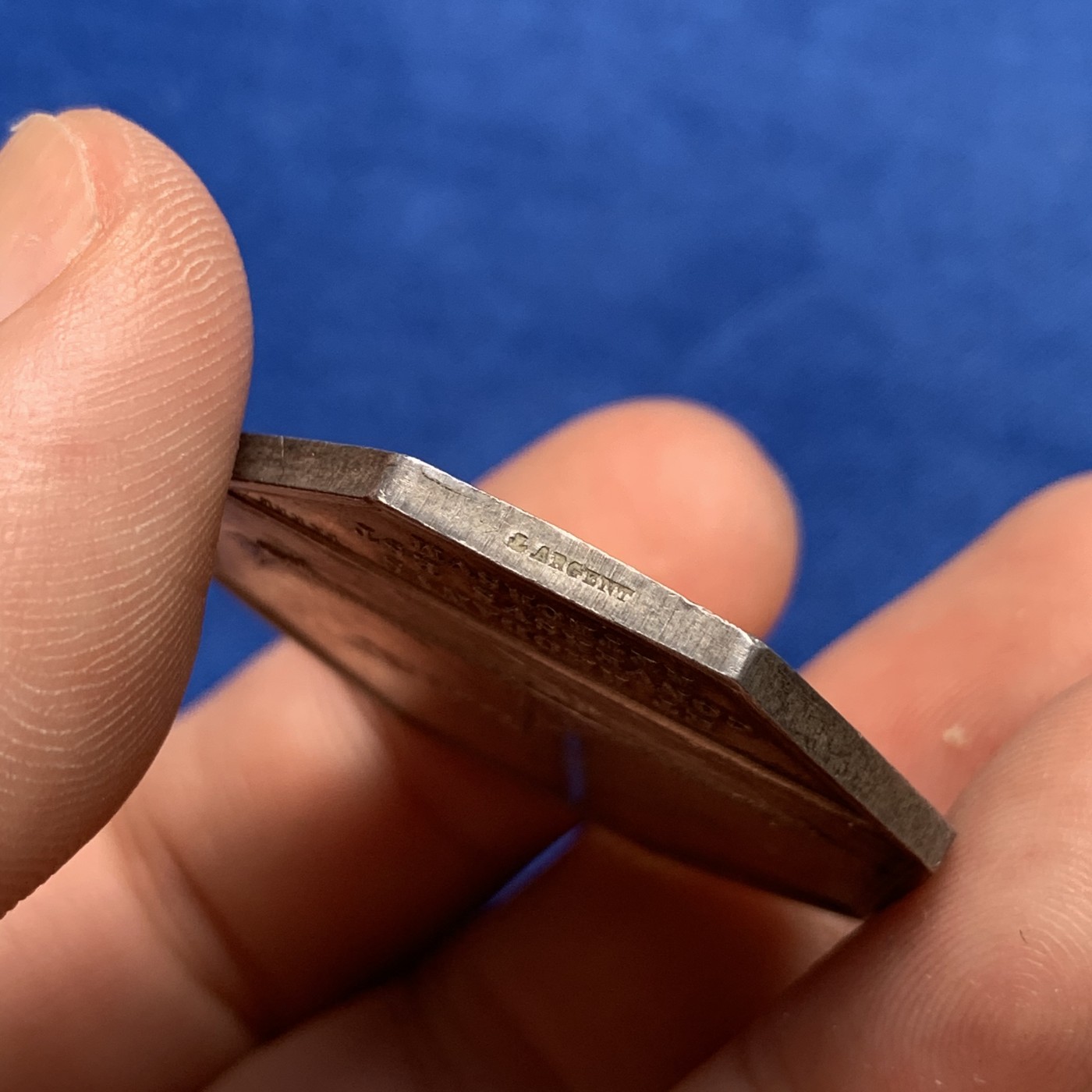 《竞宝斋》第189场-周日，周一 2场 (全场包邮) 法国1842-1845罗纳船运公司JETON银质八角代币，少见的蒸汽船题材，35mm，19.2g，船首边铭 五彩包浆漂亮