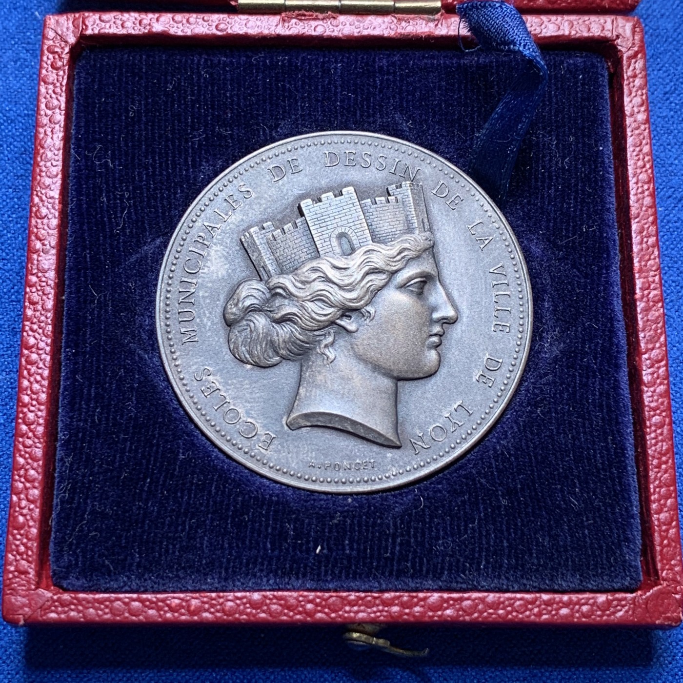 《竞宝斋》第189场-周日，周一 2场 (全场包邮) 法国 1899年 里昂市政设计学院银章（原盒）  直径：36mm 重量：21.2g  Argent银标+螃蟹边铭  包浆温润，原盒好品