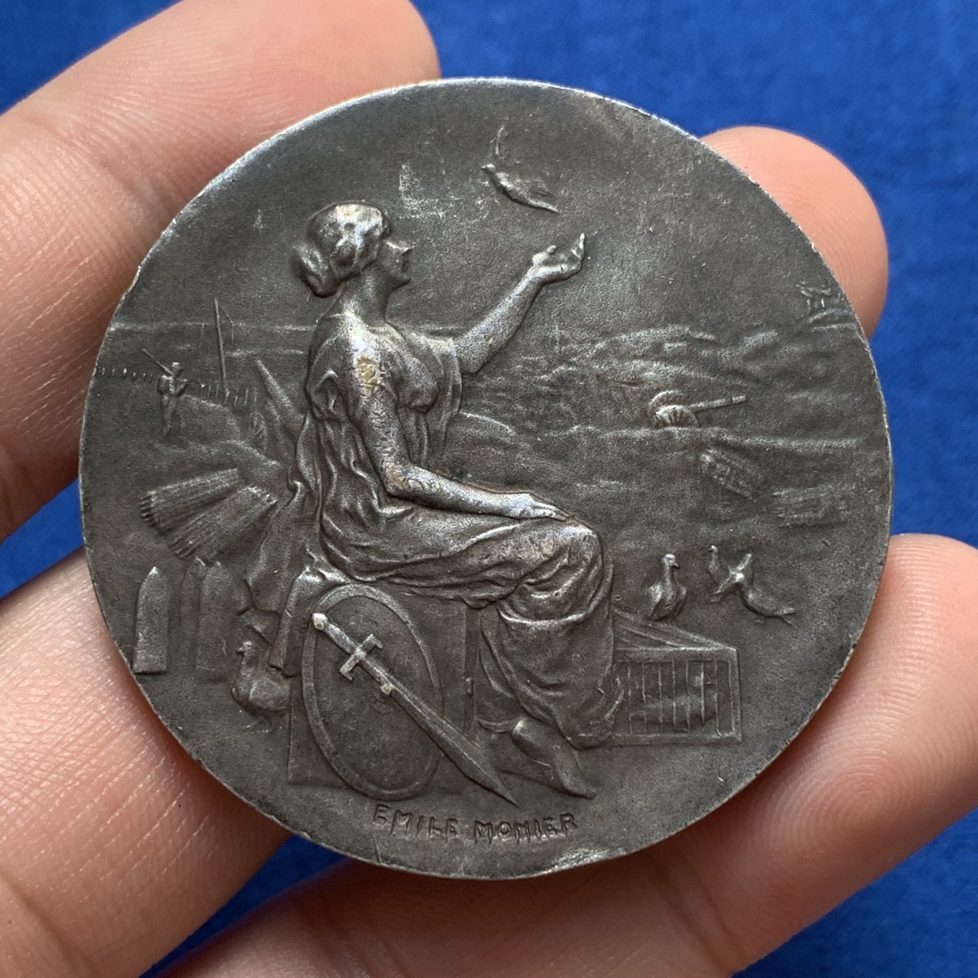 《竞宝斋》第189场-周日，周一 2场 (全场包邮) 法国下库尔信鸽友谊协会镀银铜章 边有小磕  直径：45mm 重量：44.53g   边铭：三角厂标＋铜标