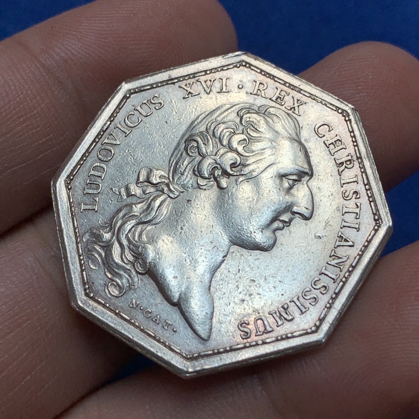 《竞宝斋》第189场-周日，周一 2场 (全场包邮) 法国1775年路易十六银质八角代币 “这是一个充满活力的地方” 非常精美的设计 少见品种 早期品种