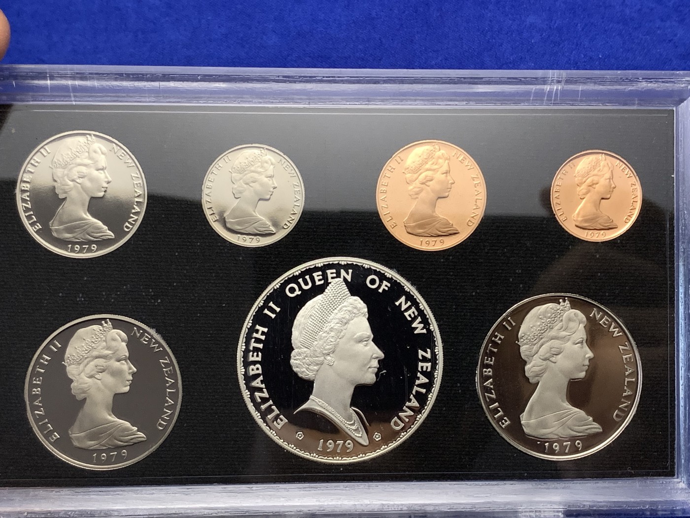 《竞宝斋》第189场-周日，周一 2场 (全场包邮) 新西兰1979年精制套币 含925大银币一枚 特殊的女王头像非常漂亮